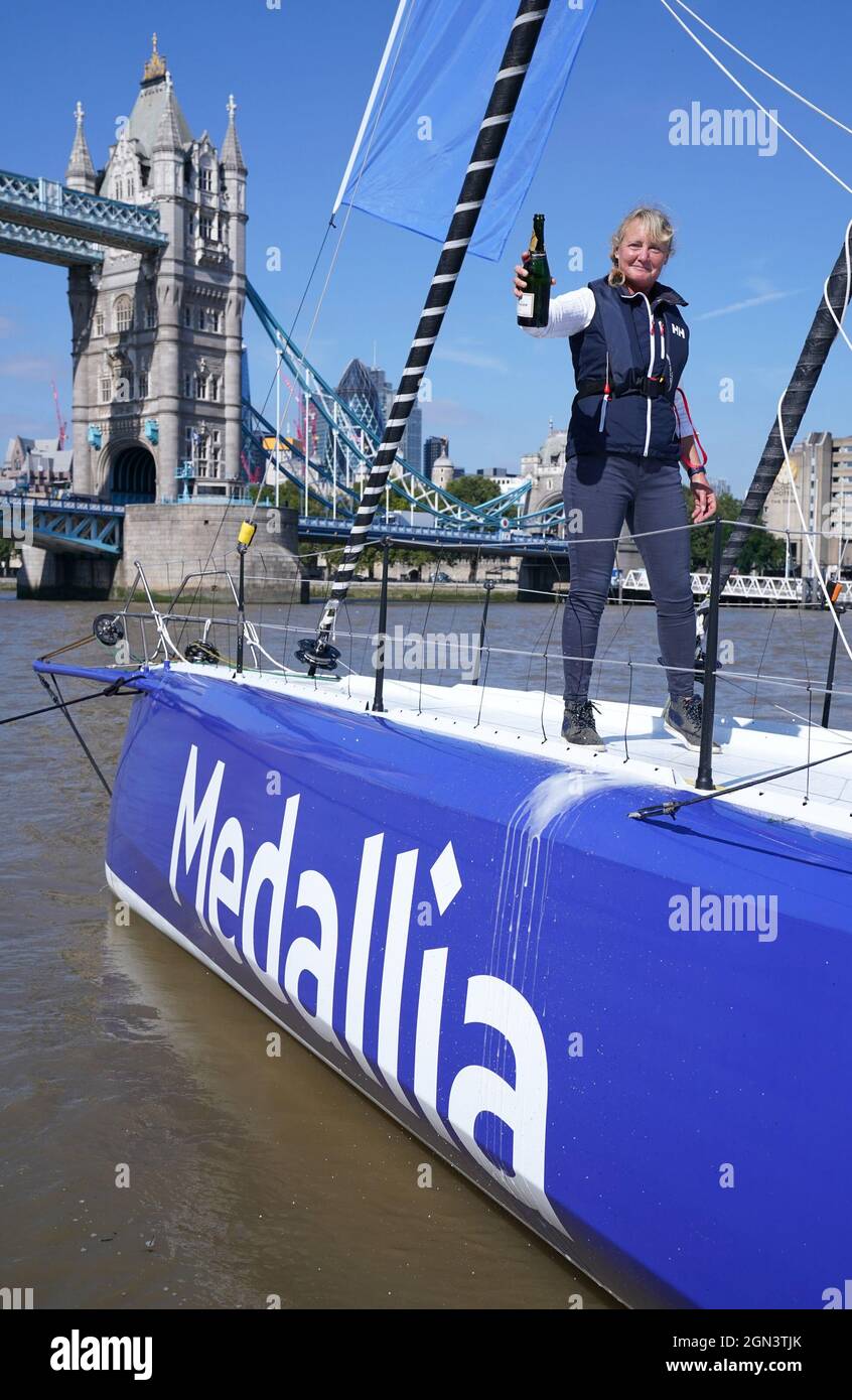 Le marin PIP Lièvre verse du champagne lors de la désignation officielle de son nouveau bateau Vendee Globe Medallia, un navire de classe IMOCA 60, à Butler's Wharf, sur la rive sud de la Tamise à Londres. Date de la photo: Lundi 20 septembre 2021. Banque D'Images