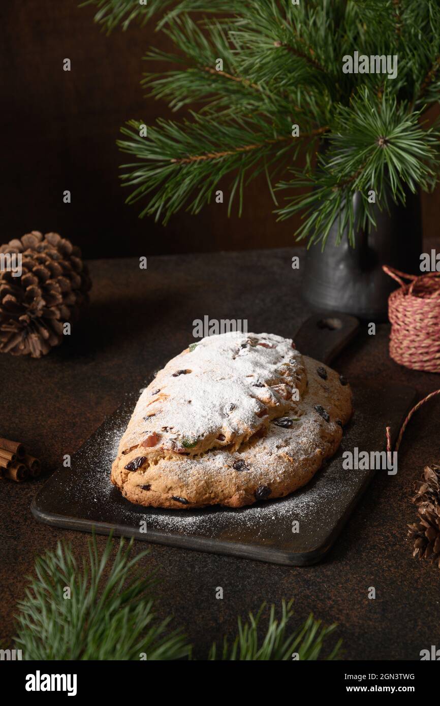 Noël traditionnel sur table festive avec branches à feuilles persistantes. Dessert traditionnel des fêtes de Noël. Banque D'Images