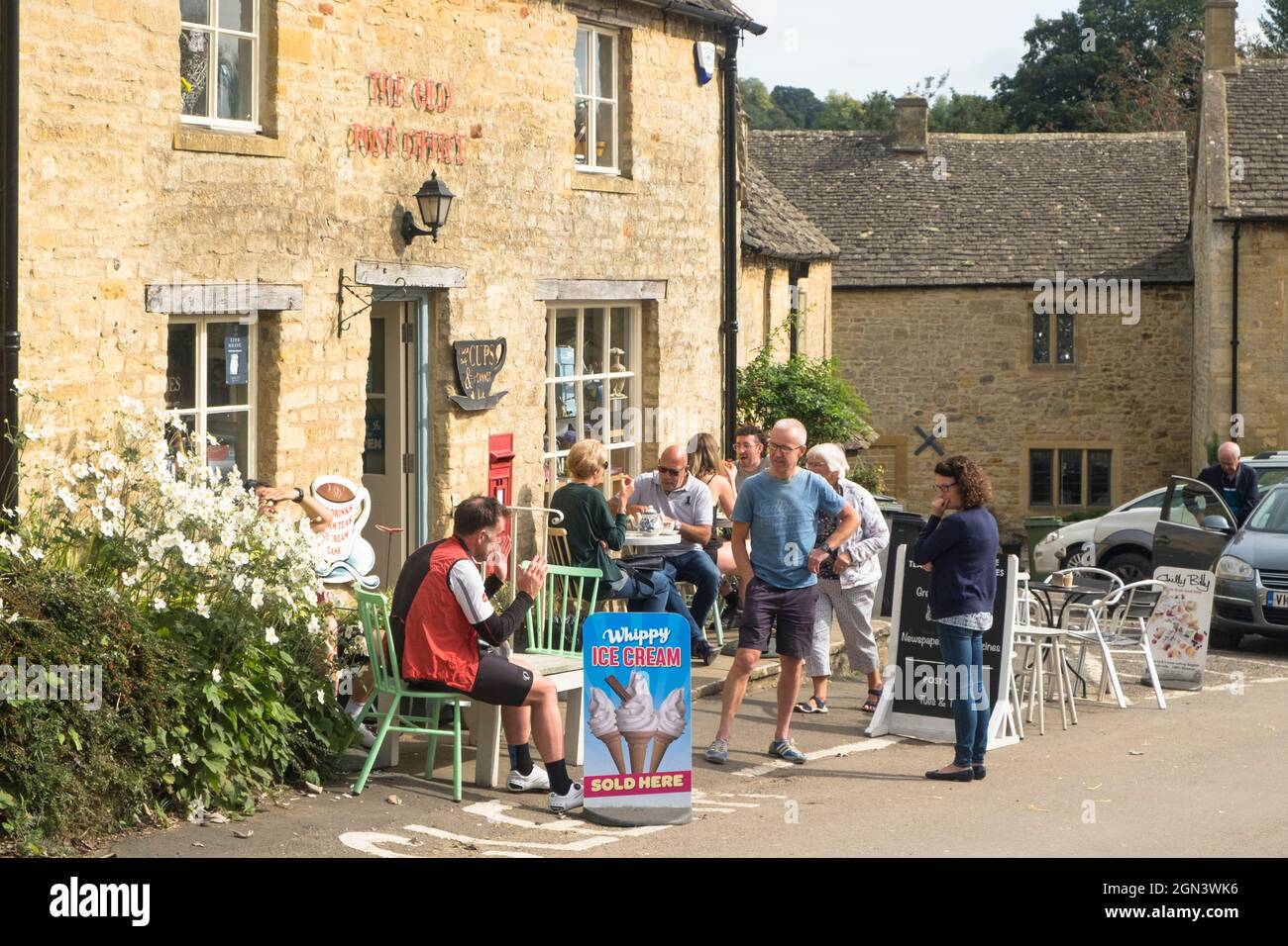 Vue sur Guiting Power, un village de cotswold à Gloucestershire. Bureau de poste et café Banque D'Images