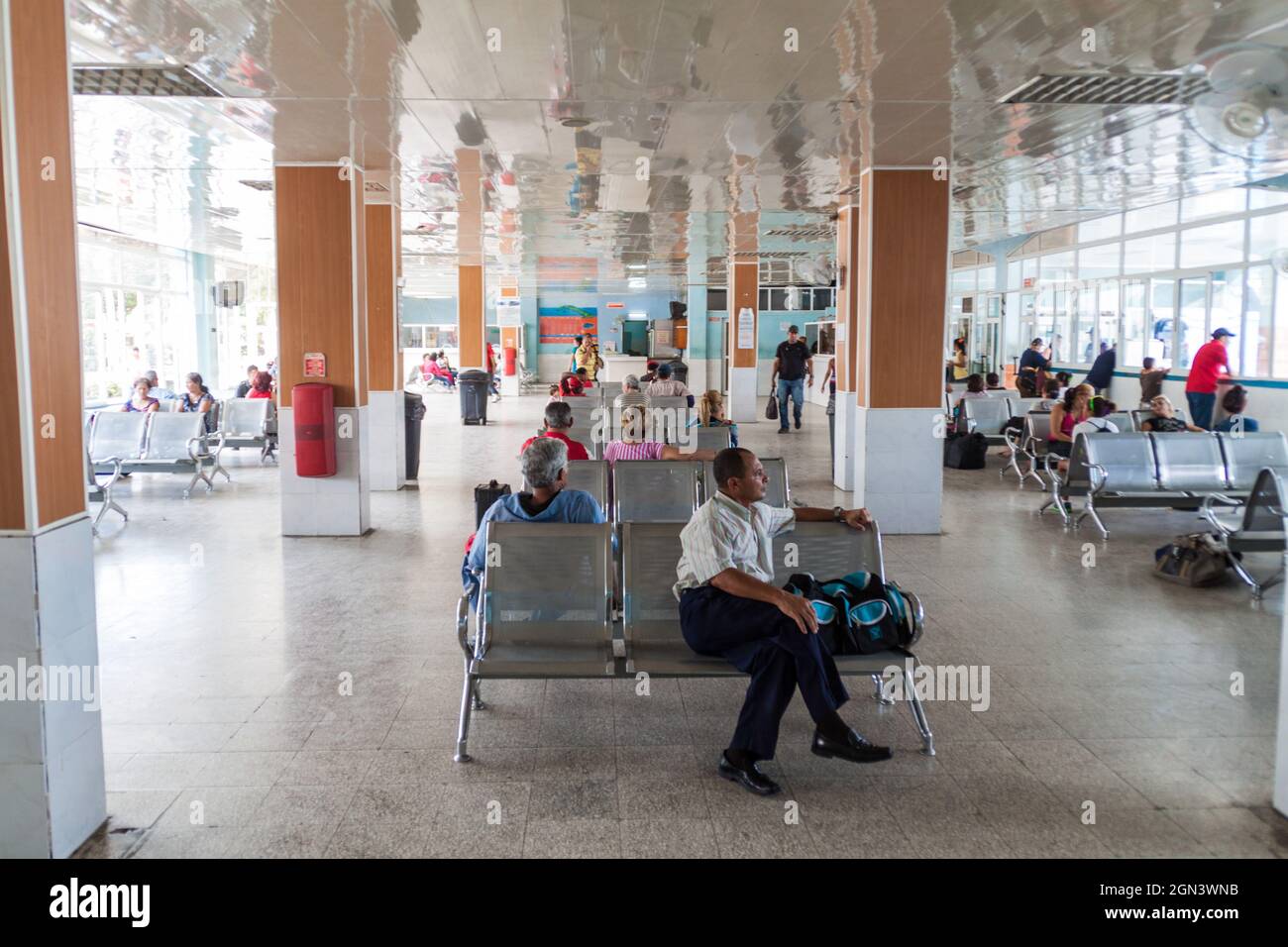 LAS TUNAS, CUBA - 27 JANVIER 2016 : intérieur du terminal de bus à Las Tunas, Cuba Banque D'Images