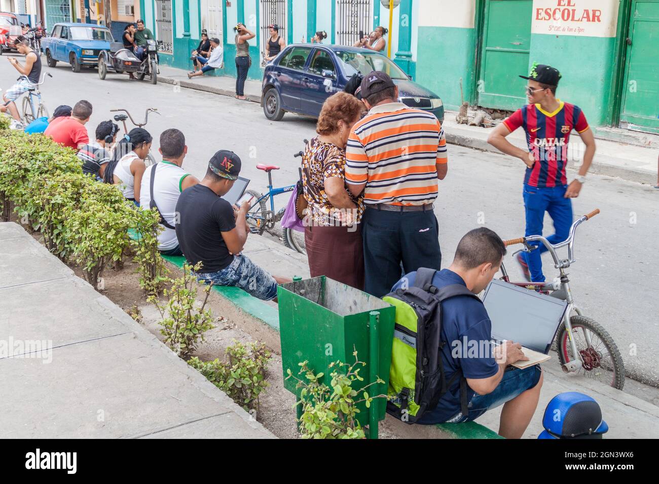 BAYAMO, CUBA - 30 JANVIER 2016 : vue sur un petit parc à Bayamo. C'est l'un des rares points d'accès Wi-Fi à Cuba. Banque D'Images