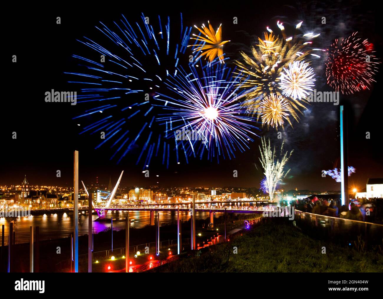Des foules longent le pont Peace à Derry City lors d'un feu d'artifice pour marquer la fête d'Halloween, à Londonderry, en Irlande du Nord Banque D'Images