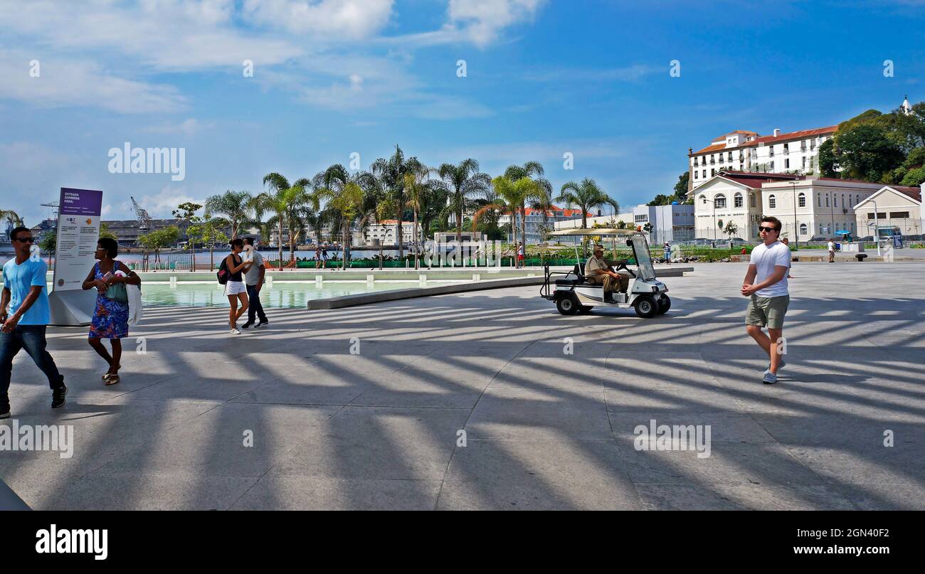 RIO DE JANEIRO, BRÉSIL - 12 AVRIL 2017 : vue sur la place Maua depuis l'entrée du Musée de demain (Museu do Amanha) Banque D'Images