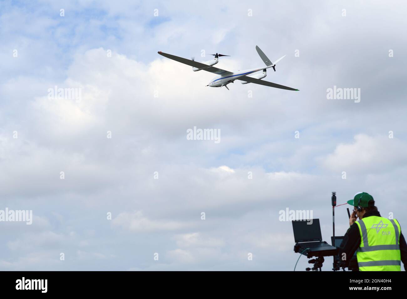 Cochstedt, Allemagne. 22 septembre 2021. Thomas Kraft, de l'Institut des systèmes de capteurs optiques du Centre aérospatial allemand (DLR), lance un drone au Centre national d'essais des systèmes aériens sans pilote. Les scientifiques y ont testé les capteurs du drone, qui permettent la transmission en temps réel des images du drone. Credit: Klaus-Dietmar Gabbert/dpa-Zentralbild/dpa/Alay Live News Banque D'Images