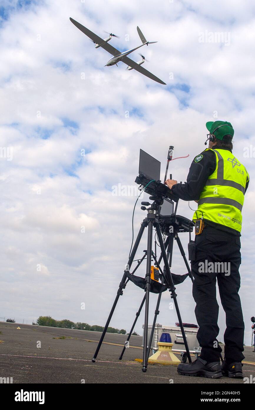 Cochstedt, Allemagne. 22 septembre 2021. Thomas Kraft, de l'Institut des systèmes de capteurs optiques du Centre aérospatial allemand (DLR), lance un drone au Centre national d'essais des systèmes aériens sans pilote. Les scientifiques y ont testé les capteurs du drone, qui permettent la transmission en temps réel des images du drone. Credit: Klaus-Dietmar Gabbert/dpa-Zentralbild/dpa/Alay Live News Banque D'Images