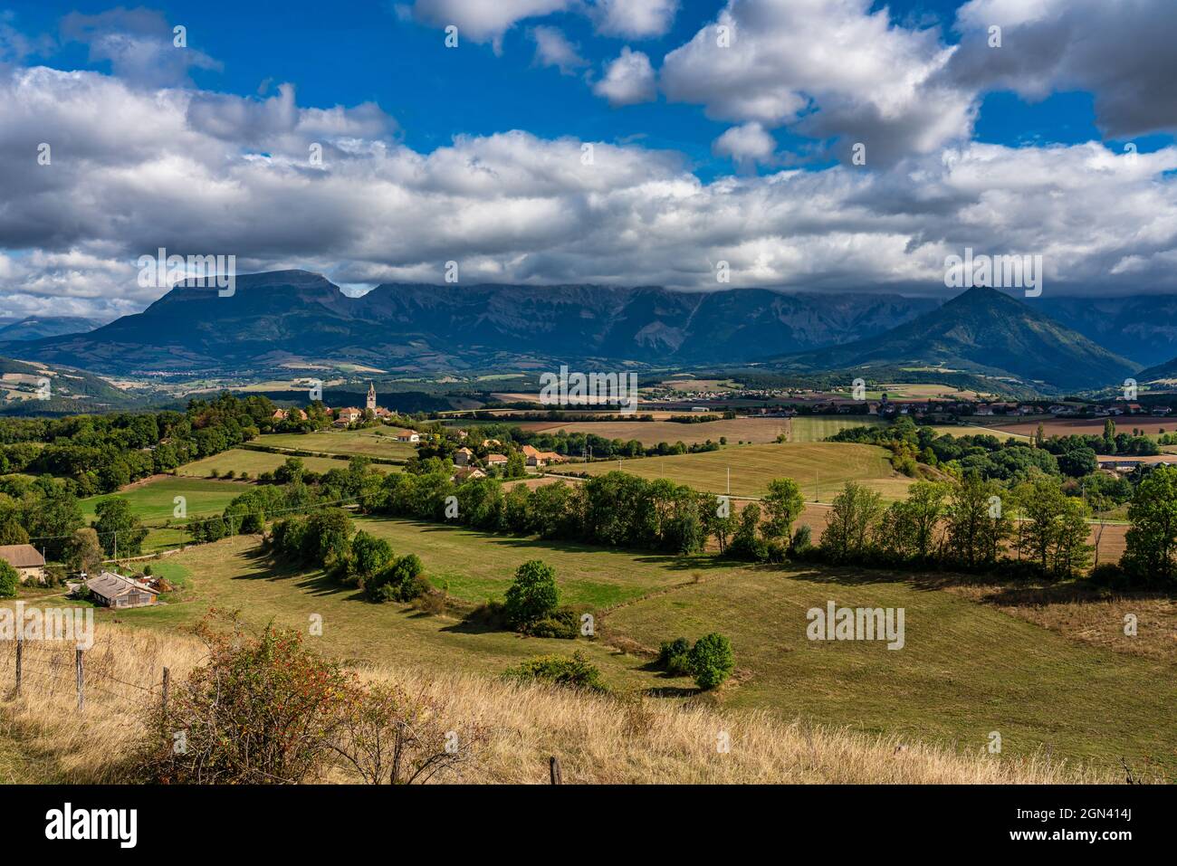 Vue panoramique sur la vallée de Trieves avec le massif montagneux du Vercors près du village de Bourg Saint Maurice depuis le sommet de la montagne Menil, Rhône-Alpes, FR Banque D'Images