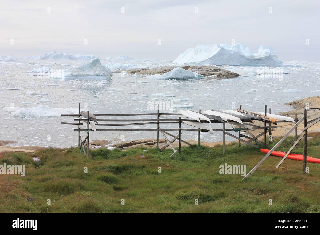 Paysage côtier avec icebergs, Groenland Banque D'Images