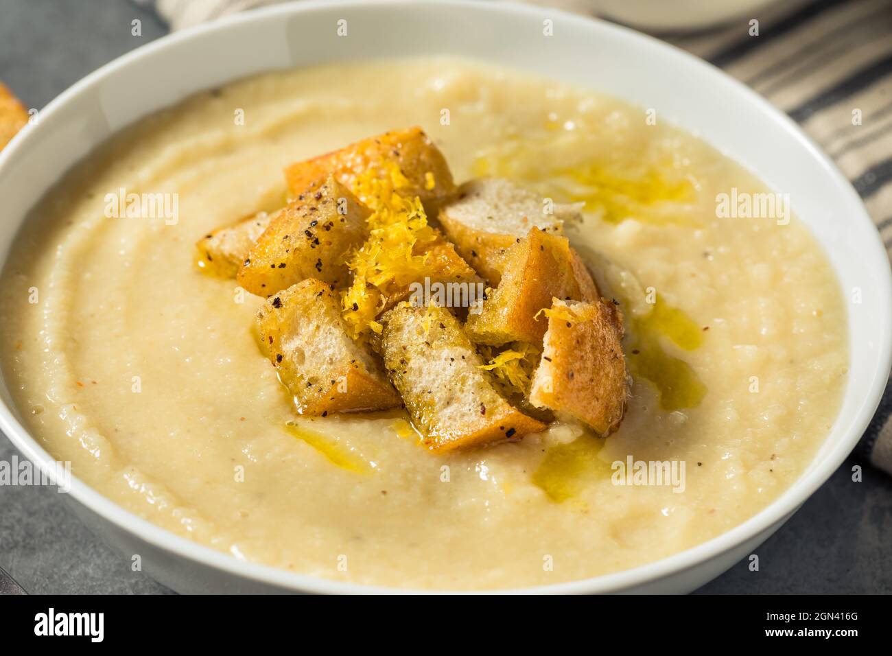 Soupe de chou-fleur maison saine avec croûtons et huile Banque D'Images Soupe de chou-fleur maison saine avec croûtons et huile Banque D'Images