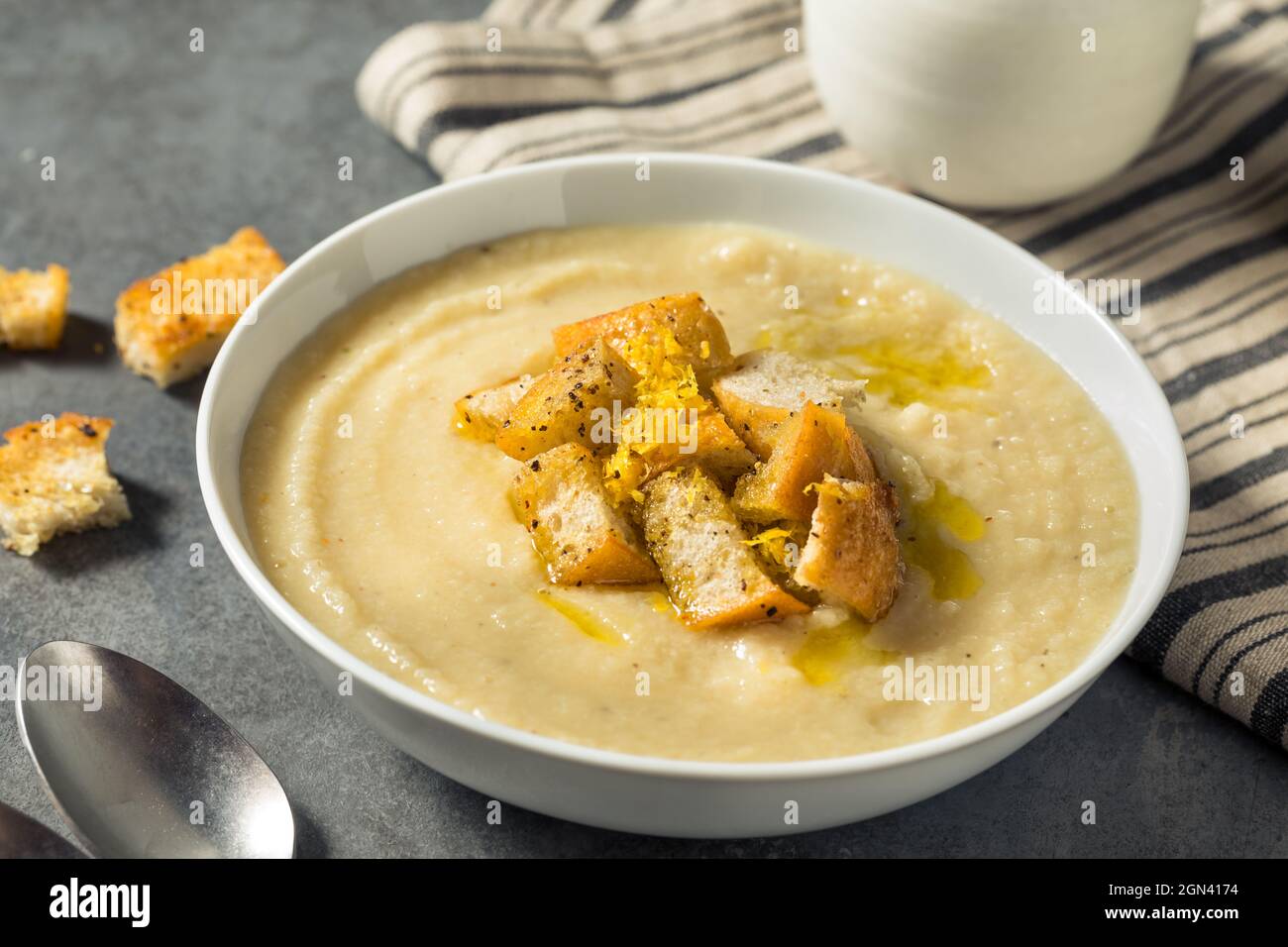Soupe de chou-fleur maison saine avec croûtons et huile Banque D'Images Soupe de chou-fleur maison saine avec croûtons et huile Banque D'Images