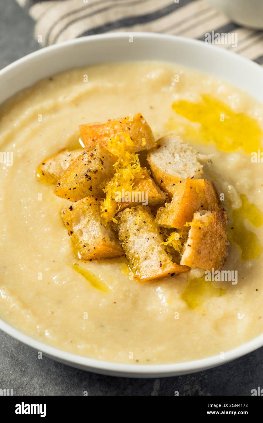 Soupe de chou-fleur maison saine avec croûtons et huile Banque D'Images Soupe de chou-fleur maison saine avec croûtons et huile Banque D'Images