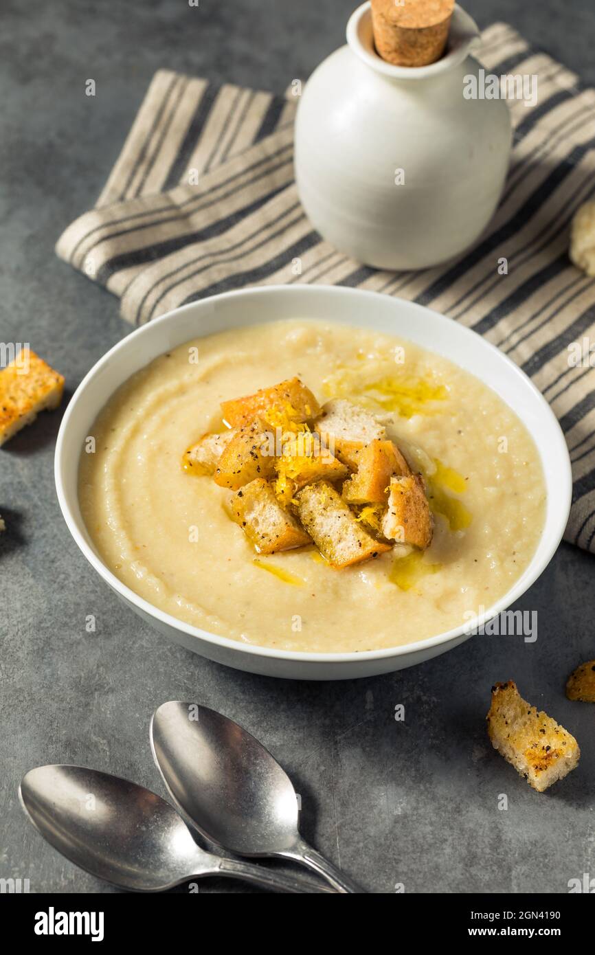 Soupe de chou-fleur maison saine avec croûtons et huile Banque D'Images Soupe de chou-fleur maison saine avec croûtons et huile Banque D'Images