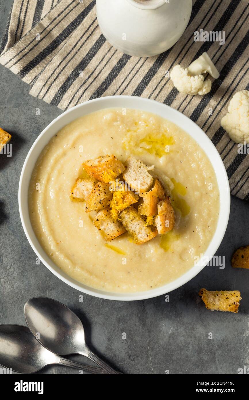 Soupe de chou-fleur maison saine avec croûtons et huile Banque D'Images Soupe de chou-fleur maison saine avec croûtons et huile Banque D'Images