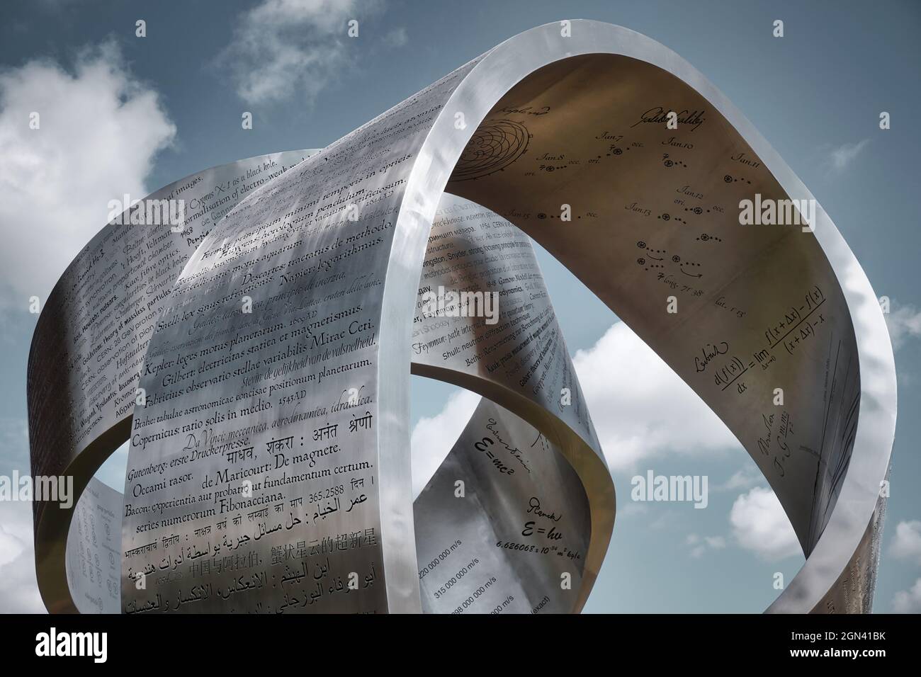 Sculpture en acier « errant l'incommensurable » de l'artiste Gayle Hermick au CERN. En forme de ruban, il rend hommage à de grandes découvertes en physique. Banque D'Images