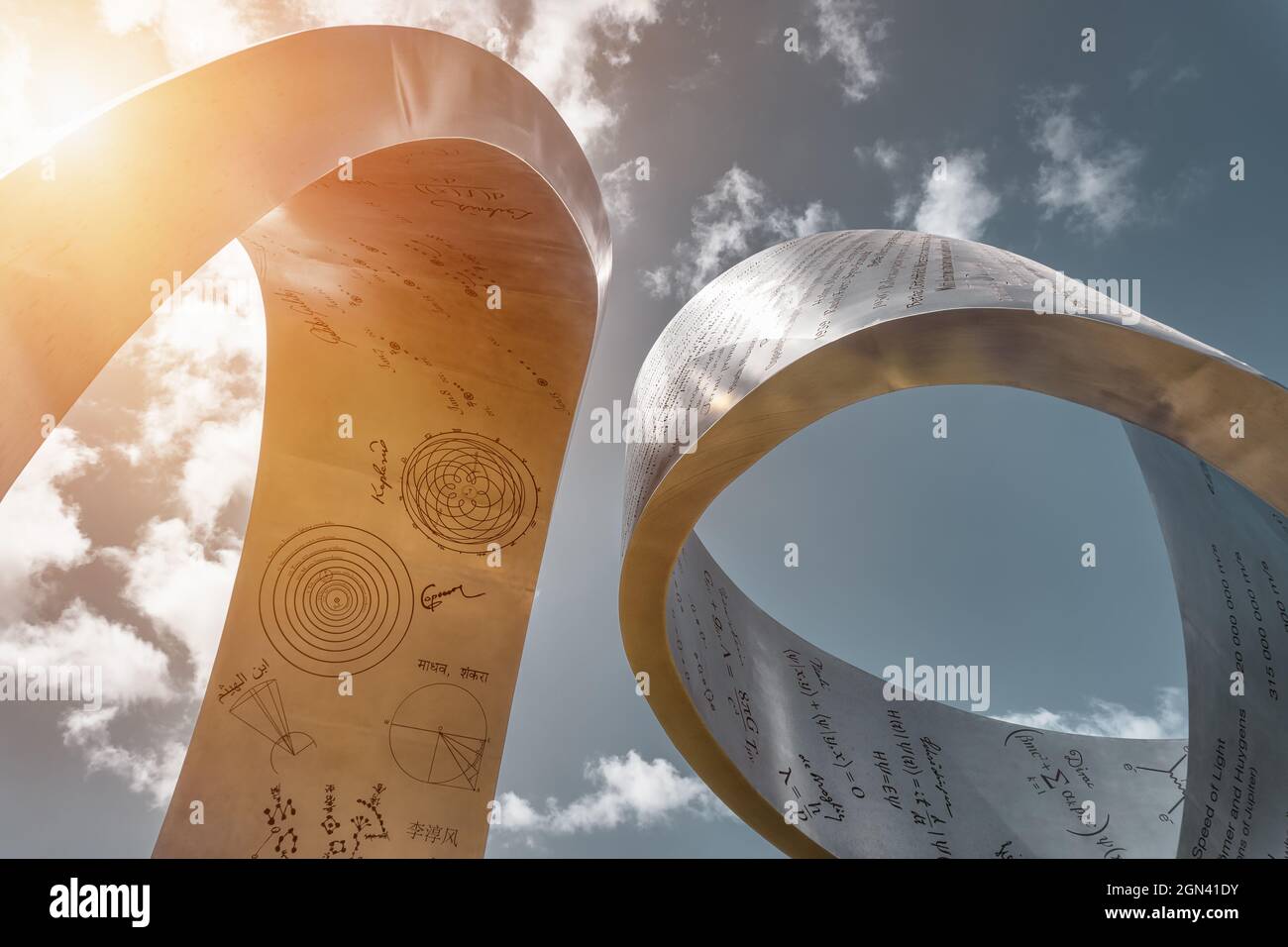 Sculpture en acier « errant l'incommensurable » de l'artiste Gayle Hermick au CERN. En forme de ruban, il rend hommage à de grandes découvertes en physique. Banque D'Images