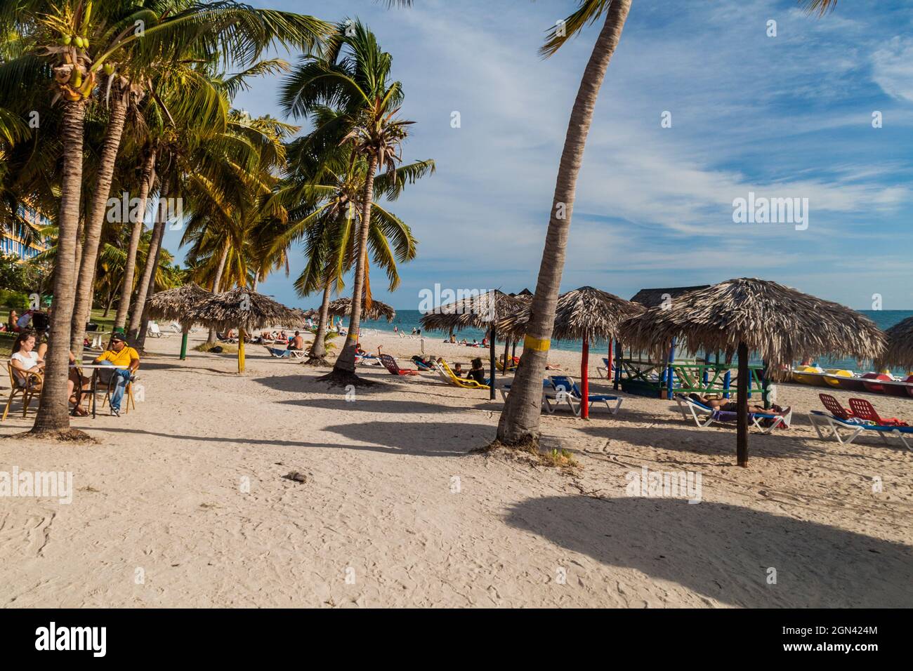 PLAYA ANCON, CUBA - 9 FÉVRIER 2016 : les touristes se baignent au soleil sur la plage Playa Ancon près de Trinidad, Cuba Banque D'Images