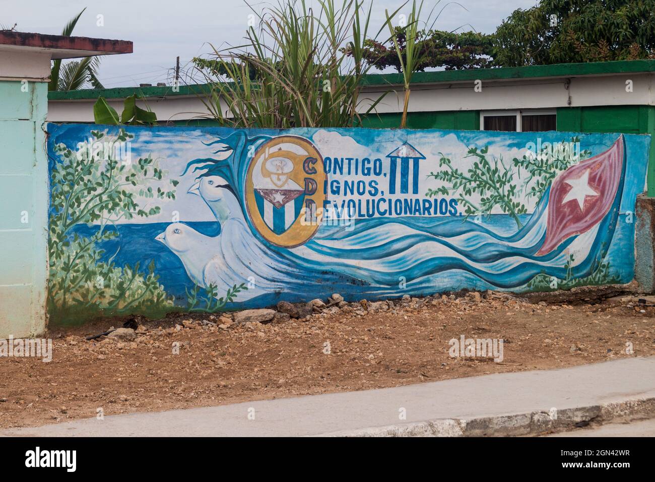 PLAYA LARGA, CUBA - 16 FÉVR. 2016 : vue de la fresque de la propagande dans le village de Playa Larga, Cuba. Il dit: Avec vous, dignement, révolutionnaires. Banque D'Images