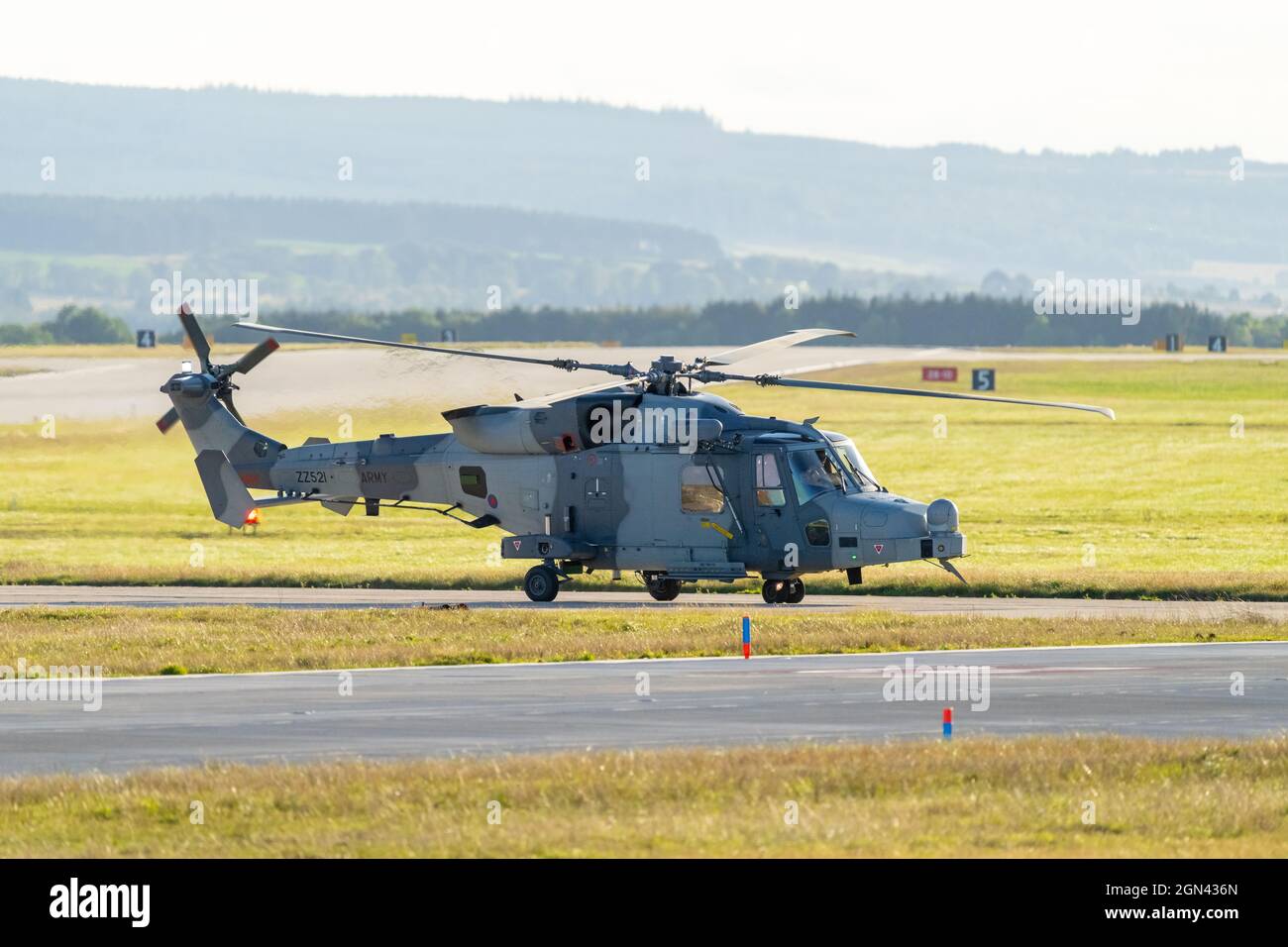 RAF Lossiemouth, Lossiemouth, Moray, Royaume-Uni. 21 septembre 2021. ROYAUME-UNI. Il s'agit de 3 hélicoptères de l'armée qui ont volé ensemble, qui auraient participé à l'opération guerrier interarmées en fin d'après-midi. Ils ont repris leur plein puis ont pris le dessus de la mer de Moray. Credit: JASPERIMAGE / Alamy Live News Banque D'Images