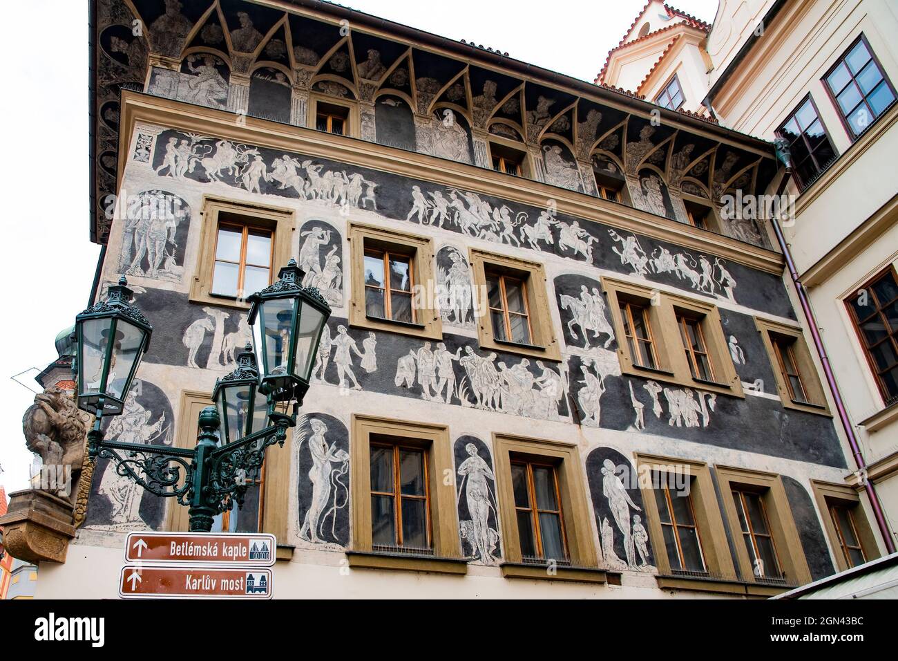 La maison "à la minute" est un bâtiment historique très complexe et intéressant, originaire du XVe siècle près de l'horloge astronomique. Kafka Banque D'Images