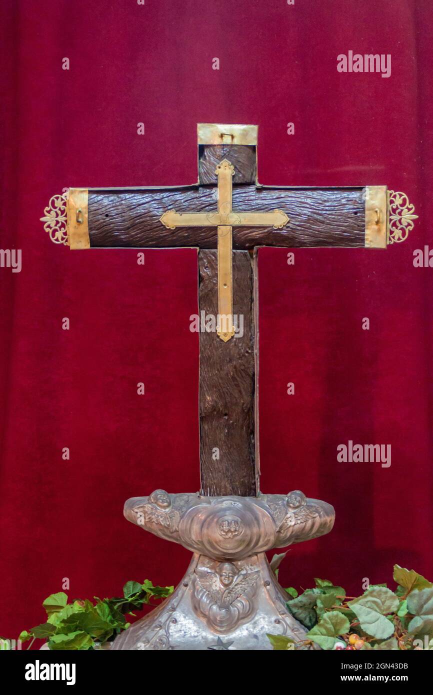 Cruz de la Parra, croix en bois érigée par Columbus. Situé dans la cathédrale de Baracoa, Cuba. Banque D'Images