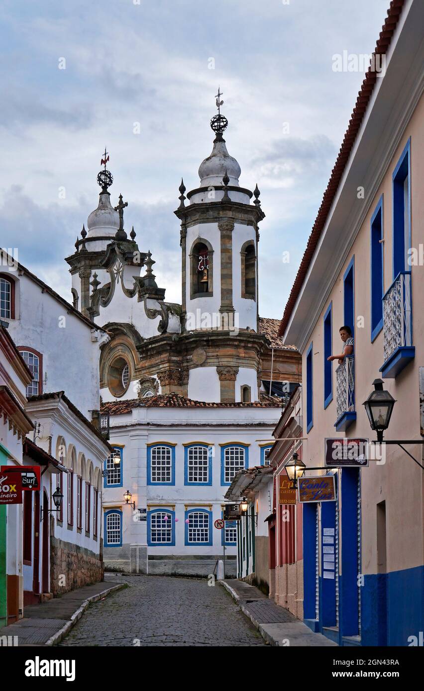 SAO JOAO DEL REI, MINAS GERAIS, BRÉSIL - 13 JANVIER 2018 : vue partielle du centre historique avec église baroque en arrière-plan Banque D'Images