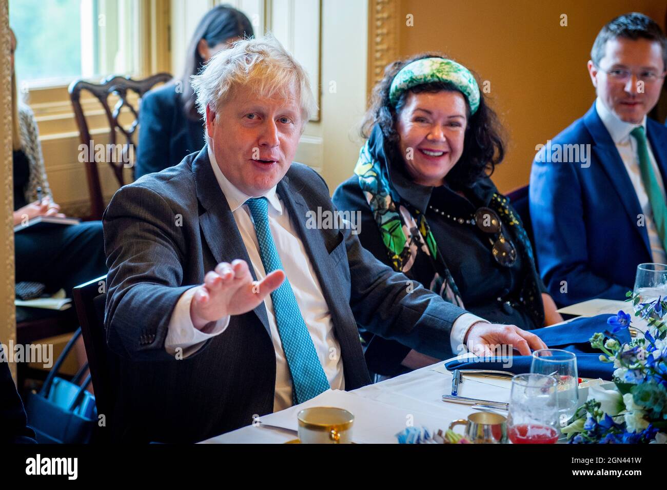 Le Premier ministre britannique Boris Johnson rencontre le leader de la majorité au Sénat des États-Unis Chuck Schumer (démocrate de New York), le leader de la minorité au Sénat des États-Unis Mitch McConnell (républicain du Kentucky) et un groupe de sénateurs bipartites pour une séance photo au Capitole des États-Unis à Washington, DC, le mercredi 22 septembre 2021. Crédit : Rod Lamkey/CNP/MediaPunch Banque D'Images