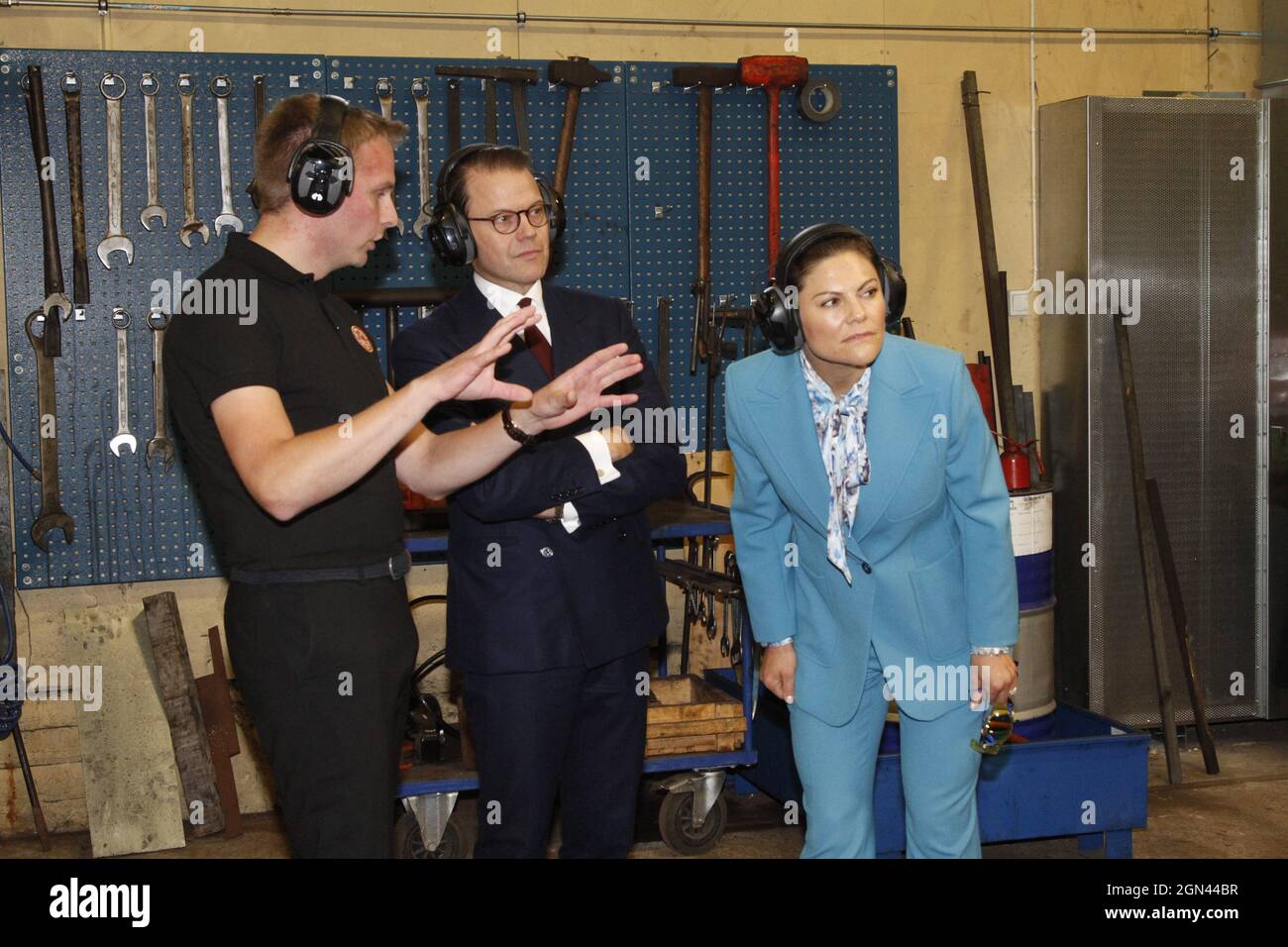 La Crownprincess Victoria et le Prince Daniel de Suède sont invités à une visite guidée par le Productionleader Jakob Ståhlberg lors de leur visite à l'usine de haches Wetterlings à Storvik, en Suède, le mercredi 22 septembre 2021. Le couple princesse héritière est en visite d'une journée à Gavleborg. Photo : Johan Jeppsson / TT code 10730 Banque D'Images