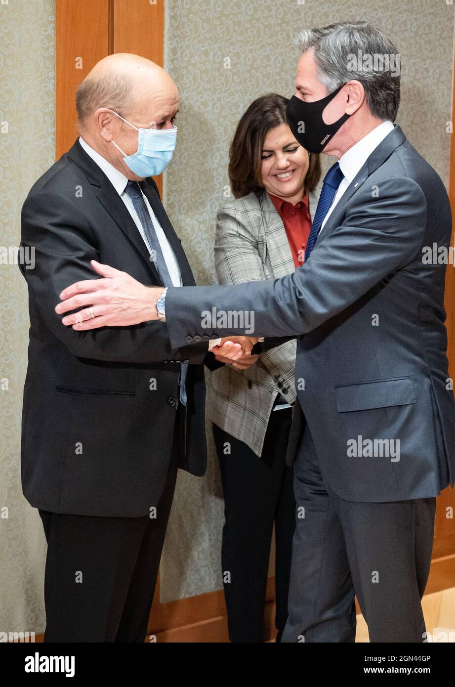 22 septembre 2021, États-Unis, New York : Jean-Yves le Drian (l), ministre des Affaires étrangères de la France, Et Anthony Blinken, secrétaire d'État des États-Unis, se salue mutuellement lors d'une réunion hybride des ministres des Affaires étrangères du processus de Berlin sur la Libye à la Deutsches Haus, la Mission permanente de la République fédérale d'Allemagne auprès des Nations Unies (ONU). Derrière les deux ministres, qui se rencontrent pour la première fois en face à face depuis la crise entre la France et les États-Unis, se trouve Najla El Mangush, le ministre des Affaires étrangères de la Libye. Le 76e débat général de l'Assemblée générale des Nations Unies a lieu cette semaine Banque D'Images