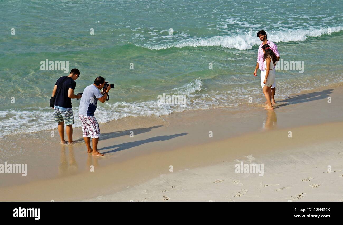 RIO DE JANEIRO, BRÉSIL - 14 NOVEMBRE 2015 : photographe professionnel dans la section photo avec couple de mariage à la plage de Barra da Tijuca Banque D'Images