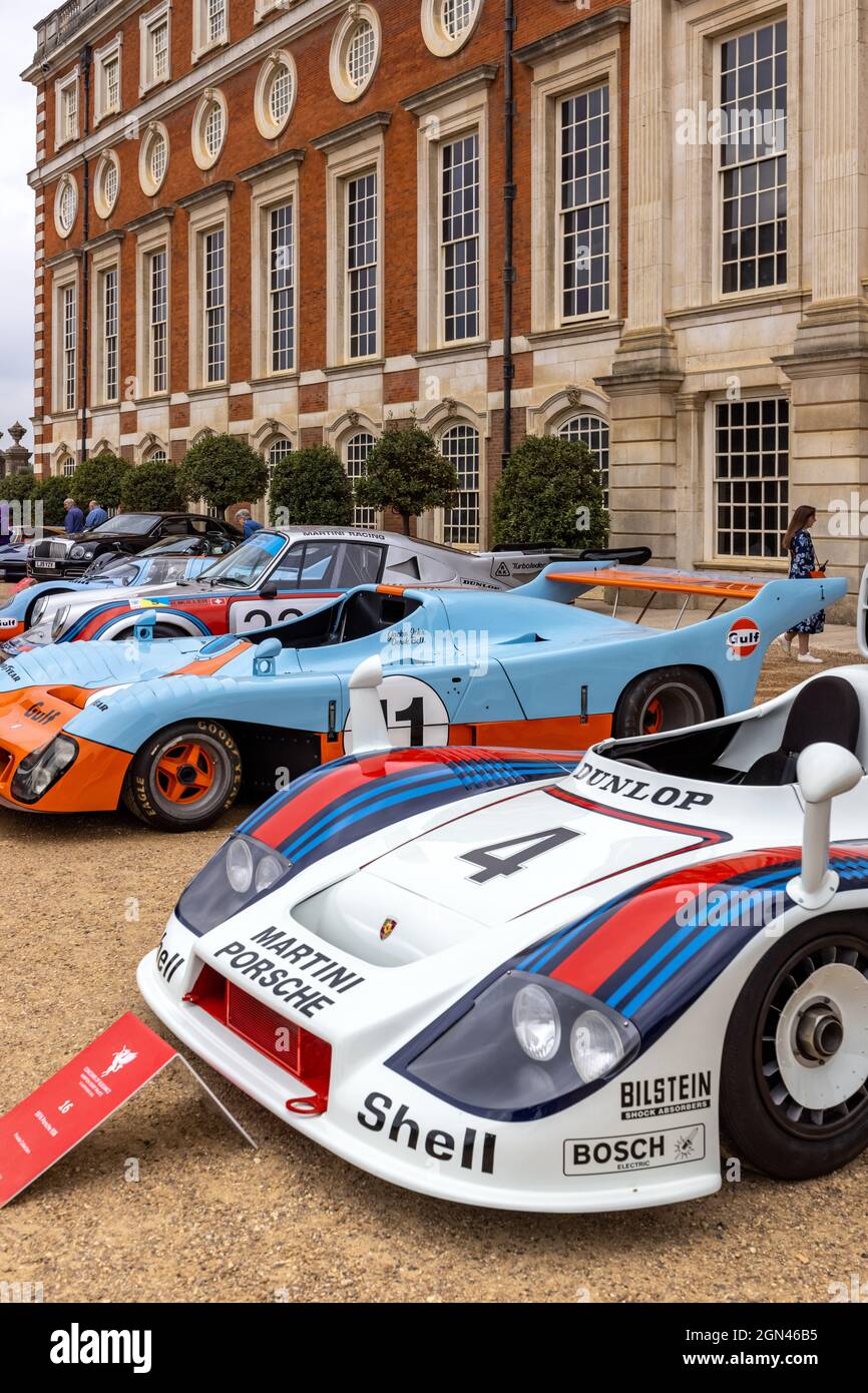 Voitures de course Porsche classiques au Concours of Elegance 2021, Hampton court Palace, Londres, Royaume-Uni Banque D'Images