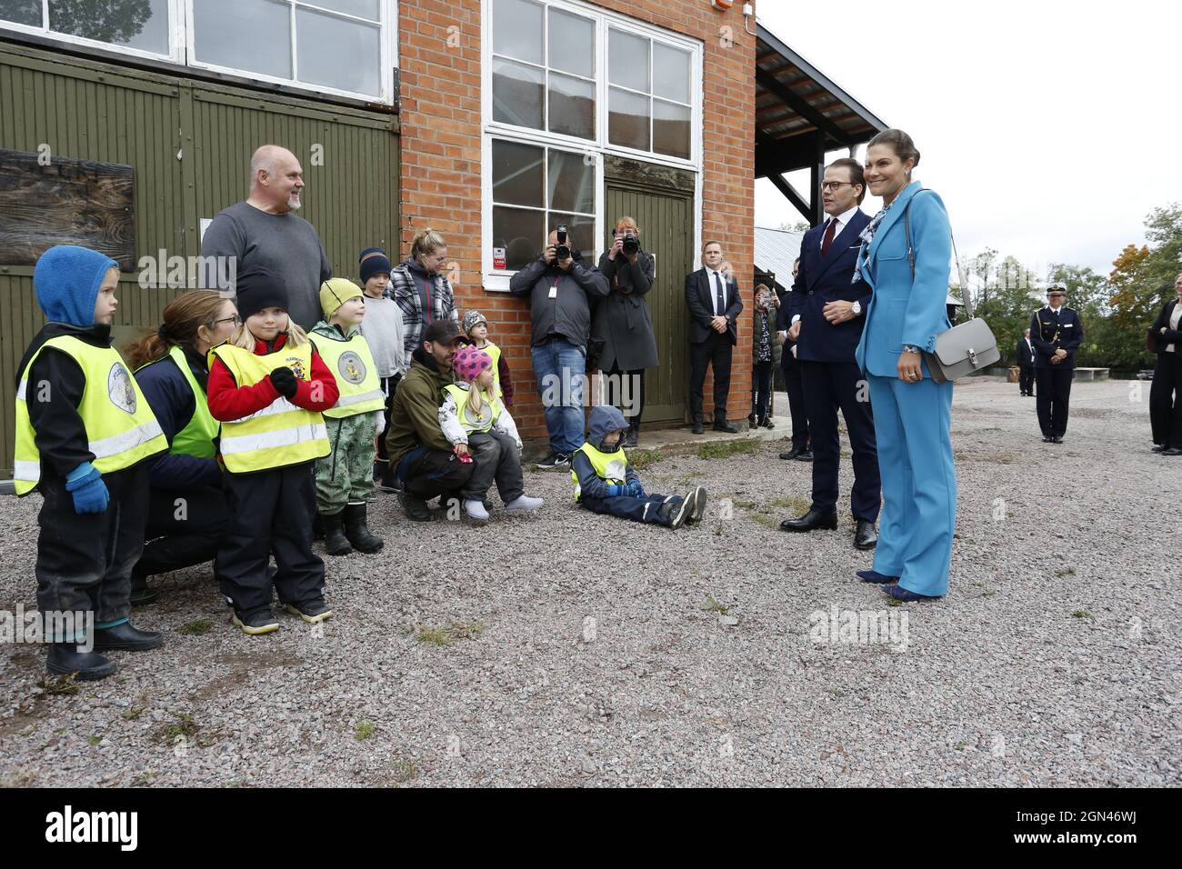 La Crownprincess Victoria et le Prince Daniel de Suède arrivent à l'usine de haches de Wetterlings et sont accueillis par les habitants de Storvik, en Suède, le mercredi 22 septembre 2021. Le couple princesse héritière est en visite d'une journée à Gavleborg. Photo : Johan Jeppsson / TT code 10730 Banque D'Images