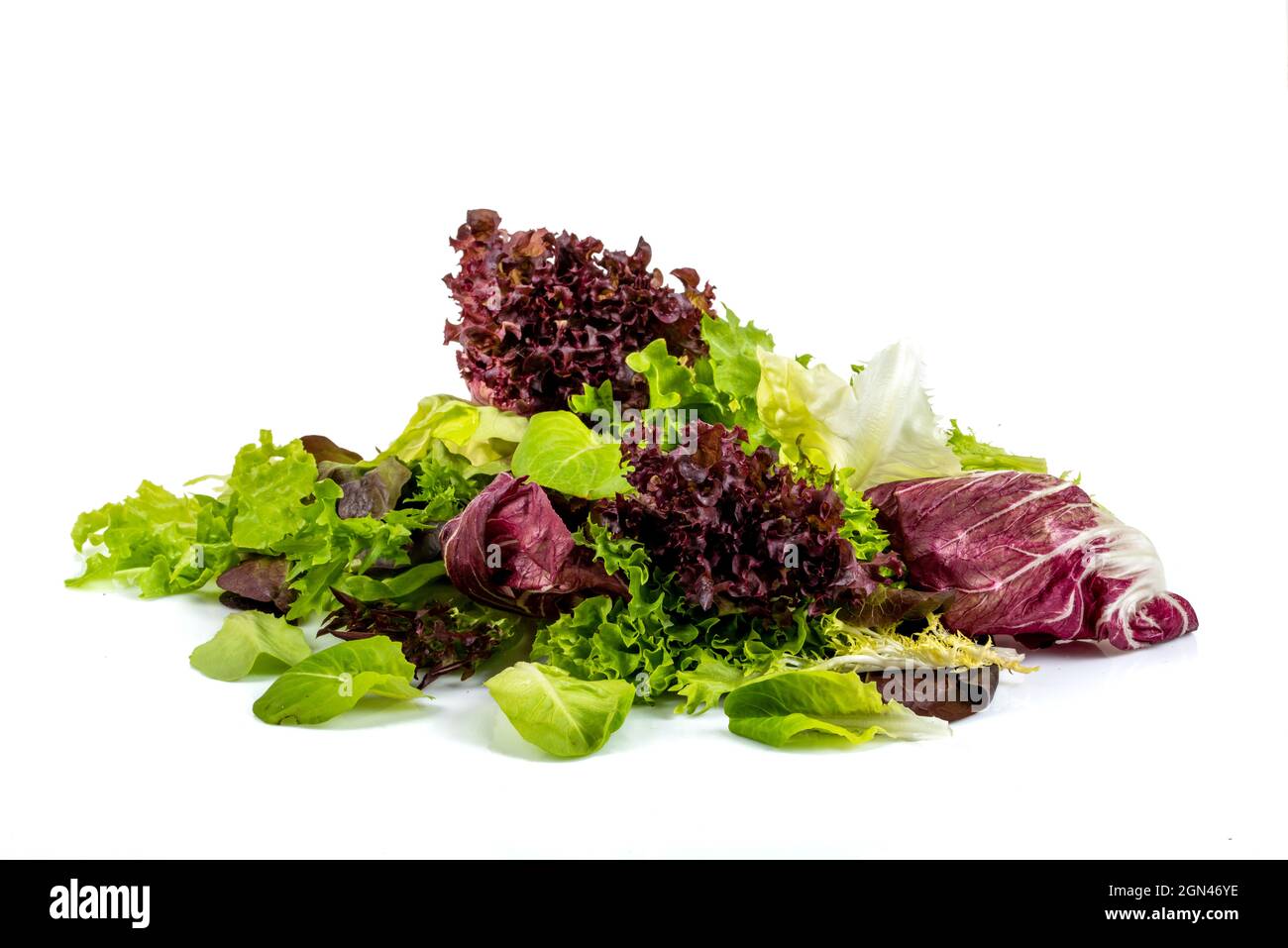 Salades méditerranéennes crues sur fond blanc Banque D'Images