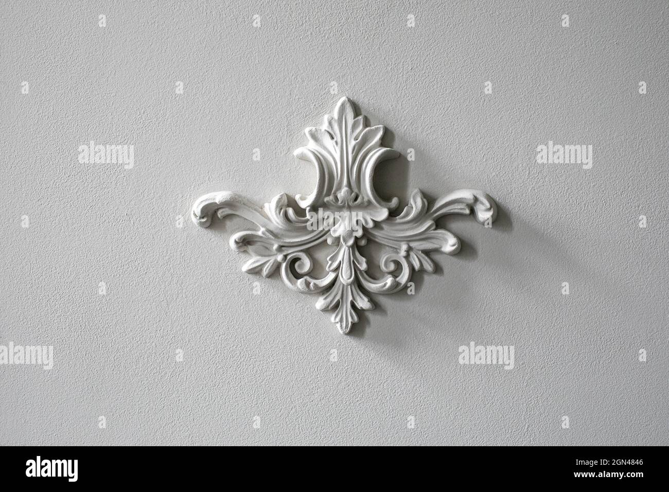 Moulure murale blanc avec forme géométrique et point de fuite. Luxury white wall design bas-relief avec des moulures en stuc élément roccoco Banque D'Images