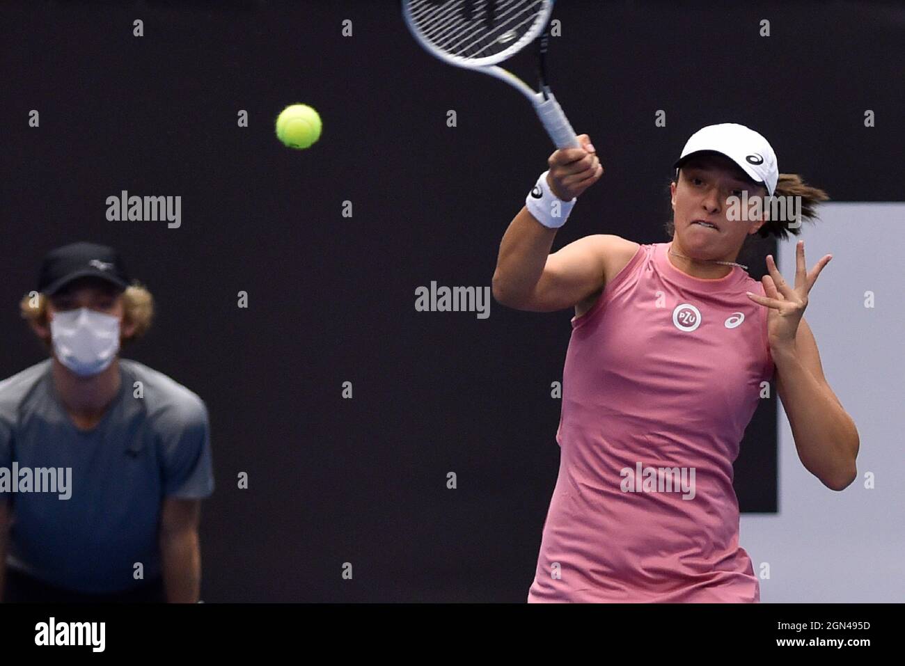 Ostrava, République tchèque. 22 septembre 2021. IGA Swiatek (POL) en action lors du match contre Yulia Putintseva lors du tournoi de tennis en salle J&T Banka Ostrava Open 2021 pour femmes WTA à Ostrava, République Tchèque, le mercredi 22 septembre 2021. Crédit: Jaroslav Ozana/CTK photo/Alay Live News Banque D'Images