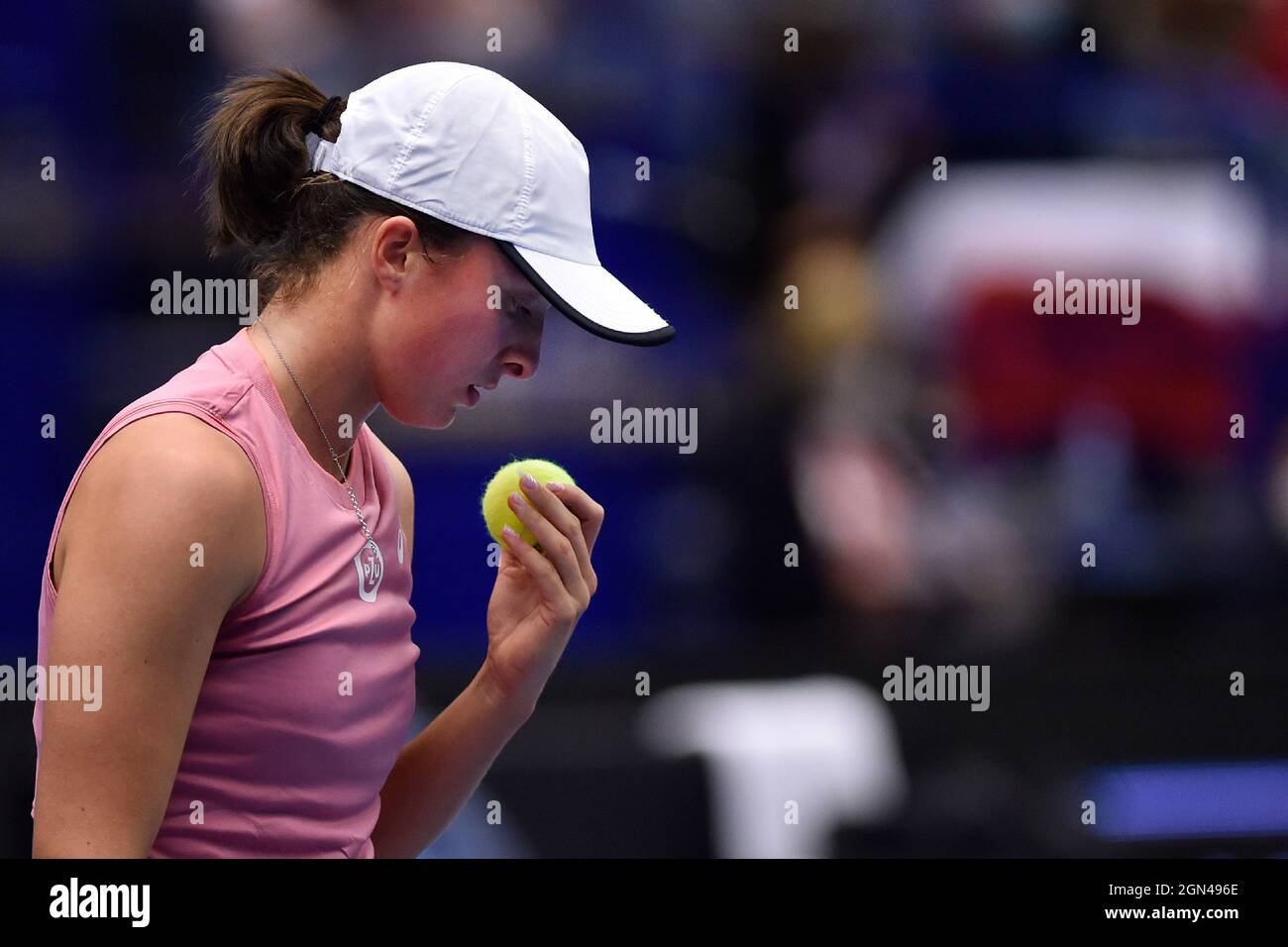 Ostrava, République tchèque. 22 septembre 2021. IGA Swiatek (POL) en action lors du match contre Yulia Putintseva lors du tournoi de tennis en salle J&T Banka Ostrava Open 2021 pour femmes WTA à Ostrava, République Tchèque, le mercredi 22 septembre 2021. Crédit: Jaroslav Ozana/CTK photo/Alay Live News Banque D'Images