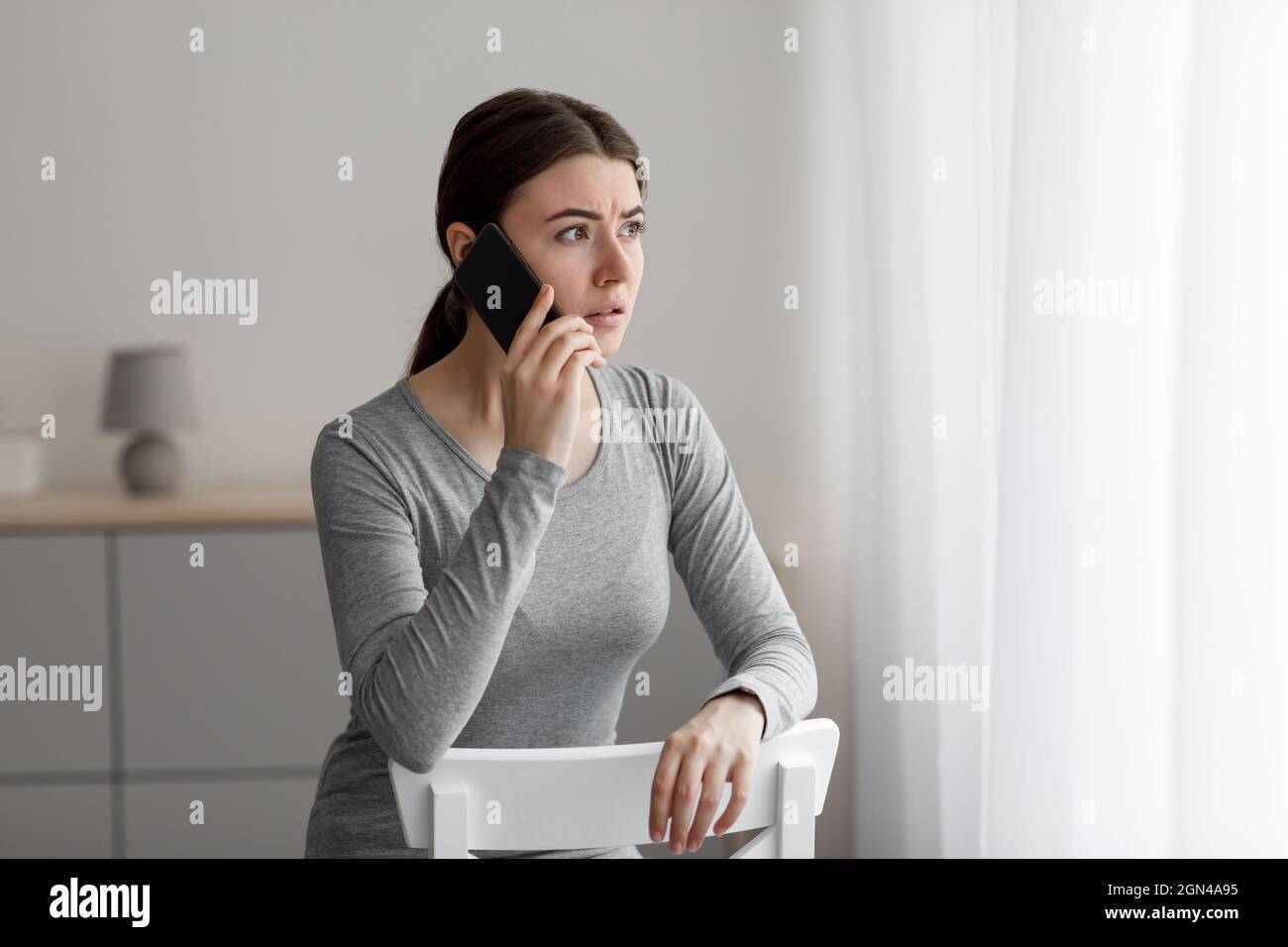 Un désespoir anxieux déprimé bouleversé une jeune femme caucasienne parlant par téléphone, a reçu de mauvaises nouvelles Banque D'Images
