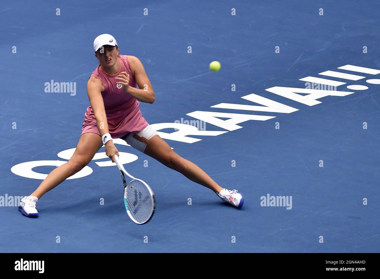 Ostrava, République tchèque. 22 septembre 2021. IGA Swiatek (POL) en action lors du match contre Yulia Putintseva lors du tournoi de tennis en salle J&T Banka Ostrava Open 2021 pour femmes WTA à Ostrava, République Tchèque, le mercredi 22 septembre 2021. Crédit: Jaroslav Ozana/CTK photo/Alay Live News Banque D'Images