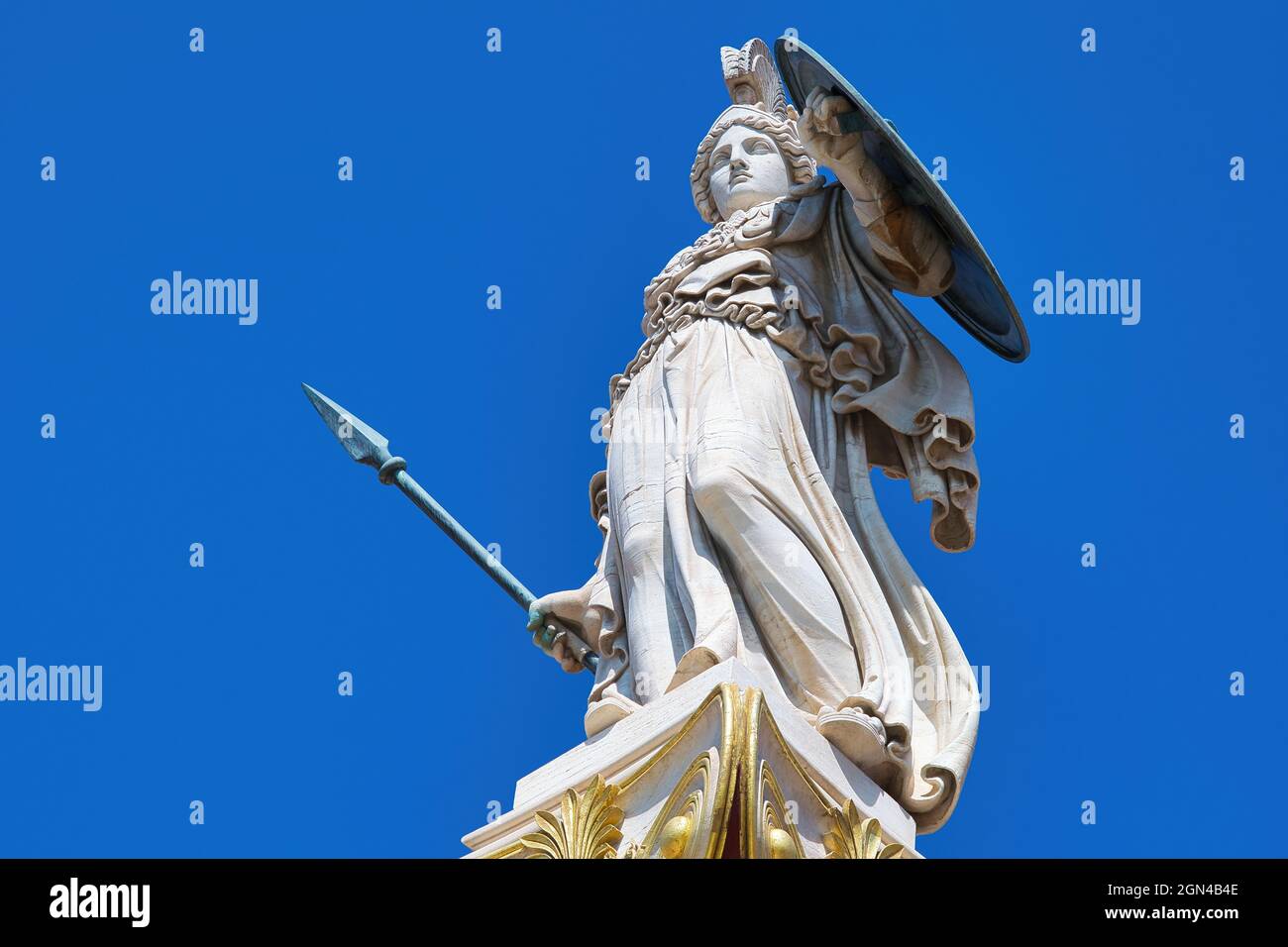 Athena ou Athene, souvent donné le nom de Pallas, est une ancienne déesse grecque associée à la sagesse, une statue dans le centre d'Athènes Banque D'Images