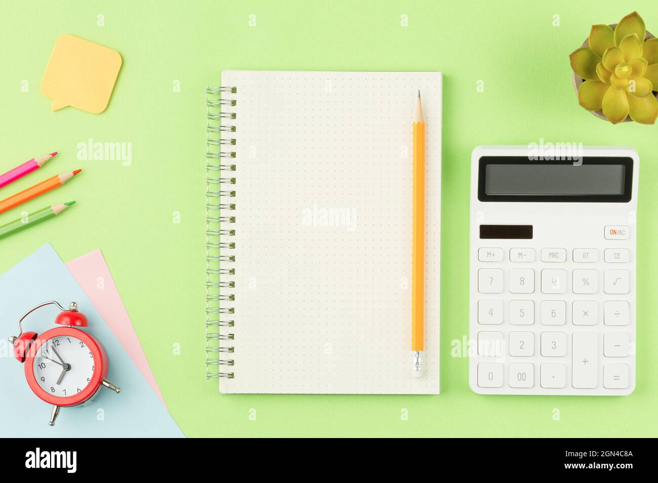 Ordinateur portable en spirale ouvert avec fournitures scolaires. Banque D'Images