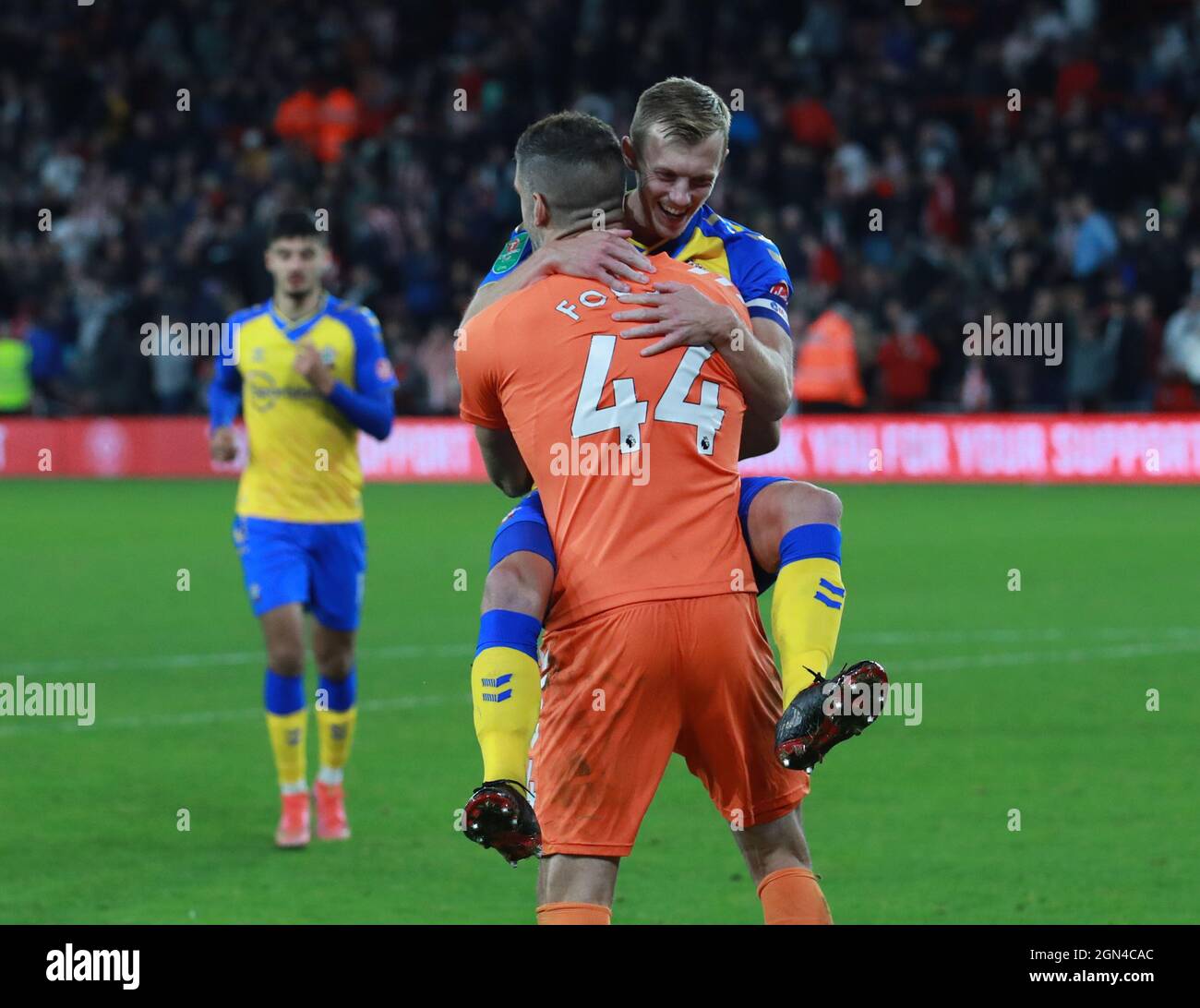 Sheffield, Angleterre, 21 septembre 2021. James Ward Prowse fête avec Fraser Forster lors du troisième tour de la coupe Carabao à Bramall Lane, Sheffield. Crédit photo à lire: Simon Bellis / Sportimage crédit: Sportimage / Alay Live News Banque D'Images