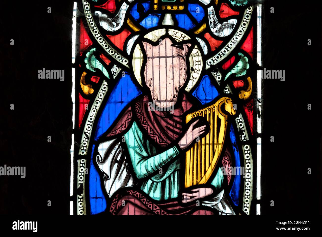 Kilpeck Herefordshire UK - vitrail conçu par Augustus Pugin à l'intérieur de l'église St Mary et St Davids Kilpeck Banque D'Images