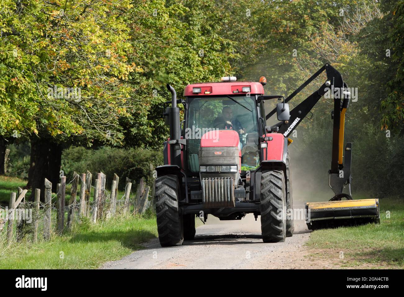 Agriculteur utilisant un tracteur pour couper l'herbe le long d'une voie de campagne dans le Herefordshire septembre 2021 Royaume-Uni Banque D'Images