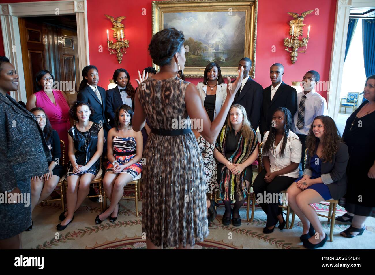 La première dame Michelle Obama s'entretient avec des élèves du secondaire de la région de Washington, D.C., qui ont assisté à la Foire de la conception de Teen, dans la salle rouge de la Maison Blanche avant le déjeuner des Cooper-Hewitt Design Awards, le 13 septembre 2011. (Photo officielle de la Maison Blanche par Lawrence Jackson) cette photo officielle de la Maison Blanche est disponible uniquement pour publication par les organismes de presse et/ou pour impression personnelle par le(s) sujet(s) de la photo. La photographie ne peut être manipulée d'aucune manière et ne peut pas être utilisée dans des documents commerciaux ou politiques, des publicités, des e-mails, des produits, des promotions que dans Banque D'Images