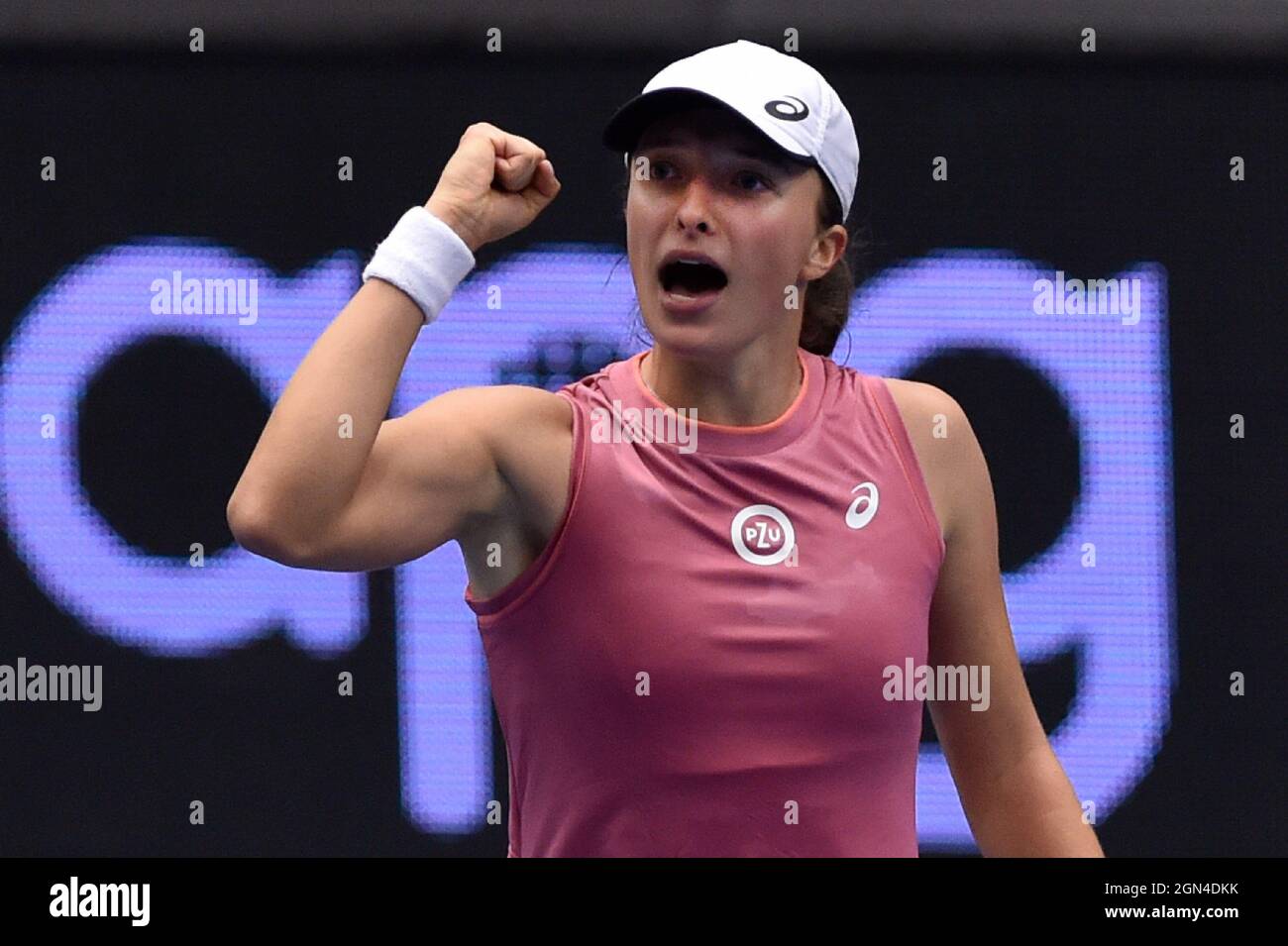 Ostrava, République tchèque. 22 septembre 2021. IGA Swiatek (POL) réagit en remportant le match contre Yulia Putintseva lors du tournoi de tennis en salle J&T Banka Ostrava Open 2021 pour femmes WTA à Ostrava, République Tchèque, le mercredi 22 septembre 2021. Crédit: Jaroslav Ozana/CTK photo/Alay Live News Banque D'Images