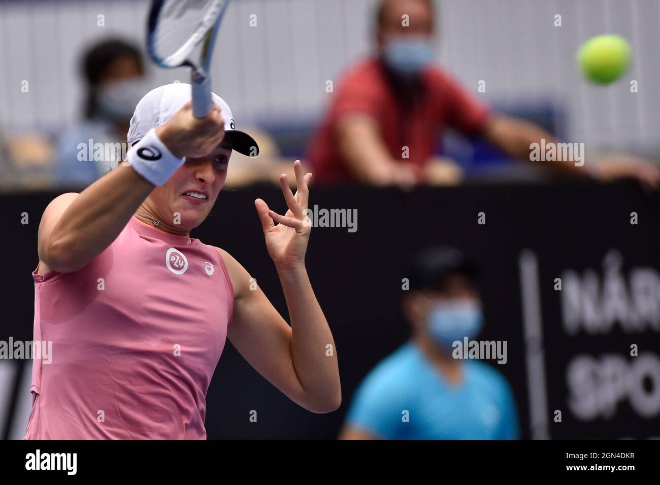 Ostrava, République tchèque. 22 septembre 2021. IGA Swiatek (POL) en action lors du match contre Yulia Putintseva lors du tournoi de tennis en salle J&T Banka Ostrava Open 2021 pour femmes WTA à Ostrava, République Tchèque, le mercredi 22 septembre 2021. Crédit: Jaroslav Ozana/CTK photo/Alay Live News Banque D'Images