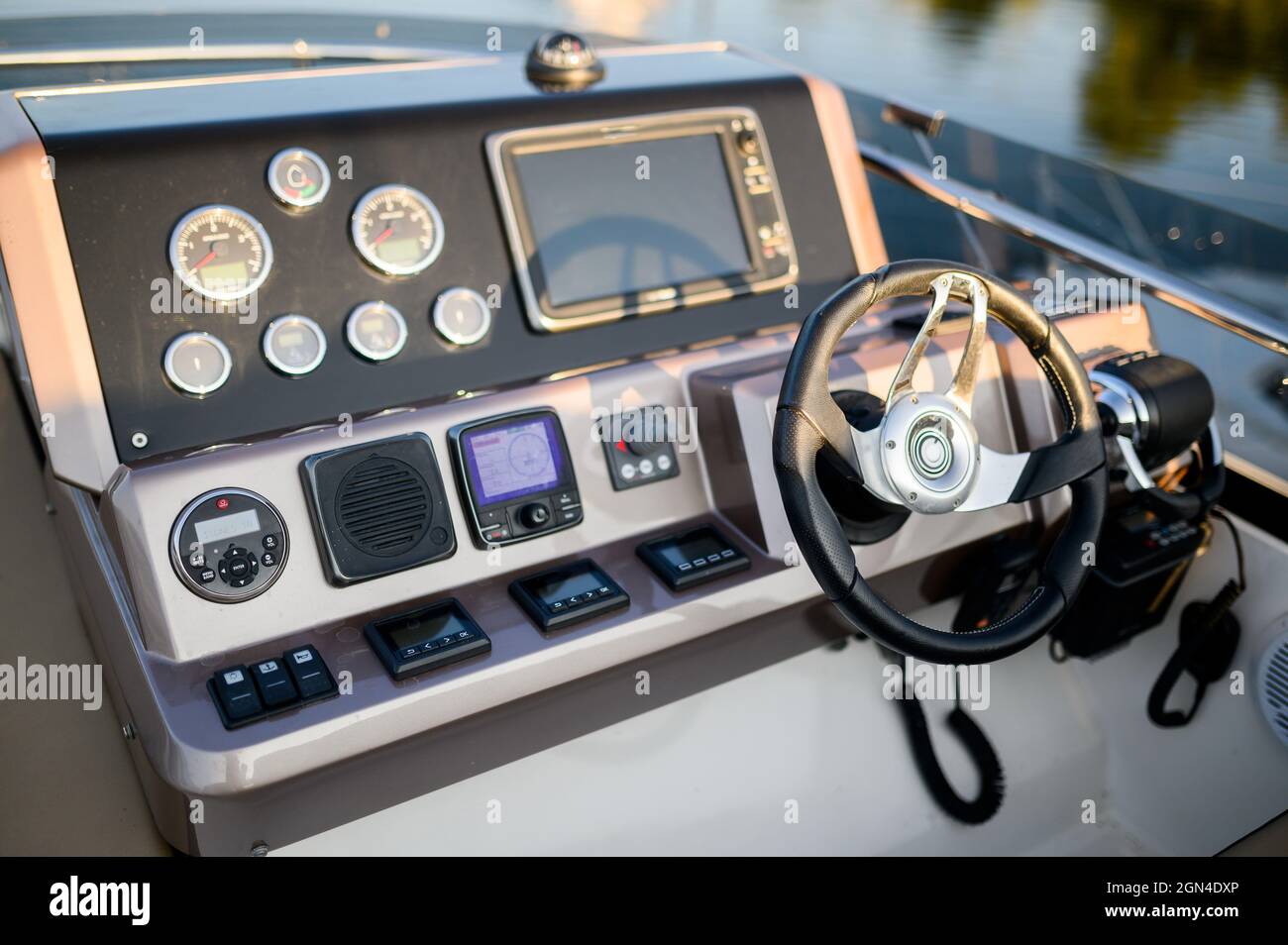 Tableau de bord et le volant d'un bateau à moteur cockpit Photo Stock