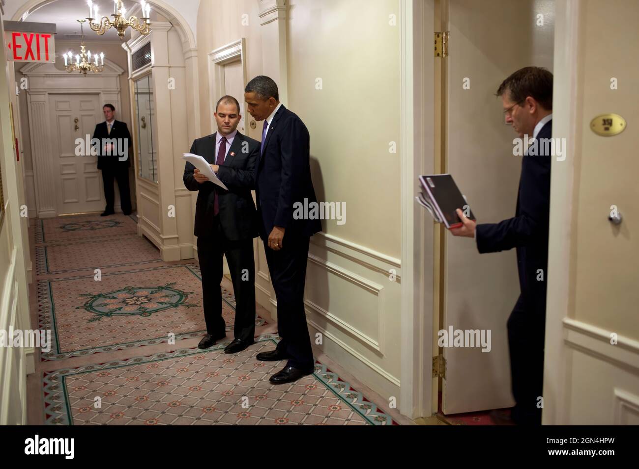 Le président Barack Obama discute de son discours devant l'Assemblée générale des Nations Unies avec Ben Rhodes, conseiller adjoint à la sécurité nationale pour les communications stratégiques, à l'hôtel Waldorf Astoria de New York, N.Y., le 21 septembre 2011. Le secrétaire de presse Jay Carney est à droite. (Photo officielle de la Maison Blanche par Pete Souza) cette photo officielle de la Maison Blanche est disponible uniquement pour publication par les organismes de presse et/ou pour impression personnelle par le(s) sujet(s) de la photo. La photographie ne peut pas être manipulée de quelque manière que ce soit et ne peut pas être utilisée dans des documents commerciaux ou politiques, faire de la publicité Banque D'Images