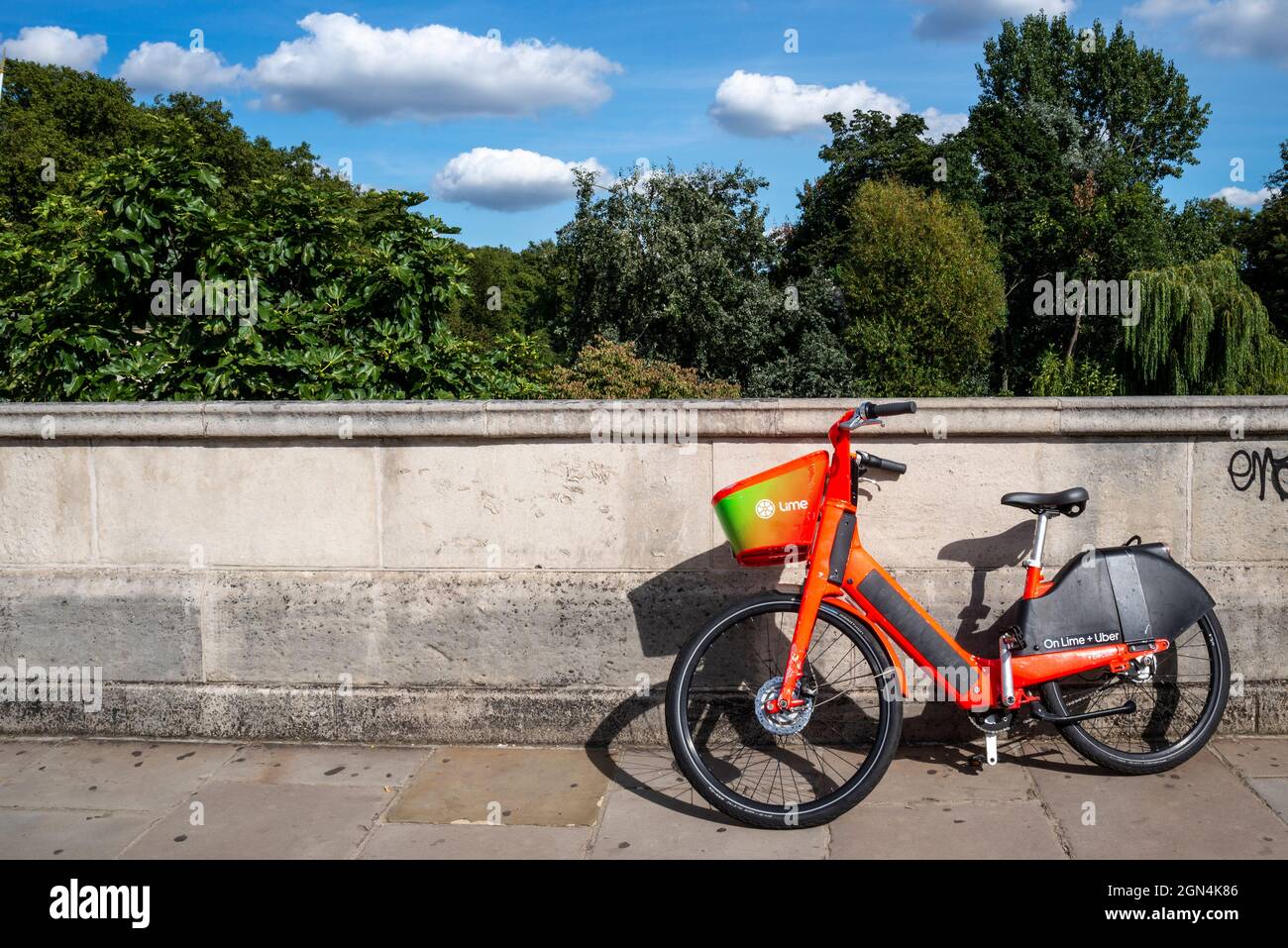 Location de vélos électriques à la chaux, près d'un parc à Westminster, Londres. Location publique de vélos dans la ville de Londres. Vélo isolé et isolé contre le mur Banque D'Images