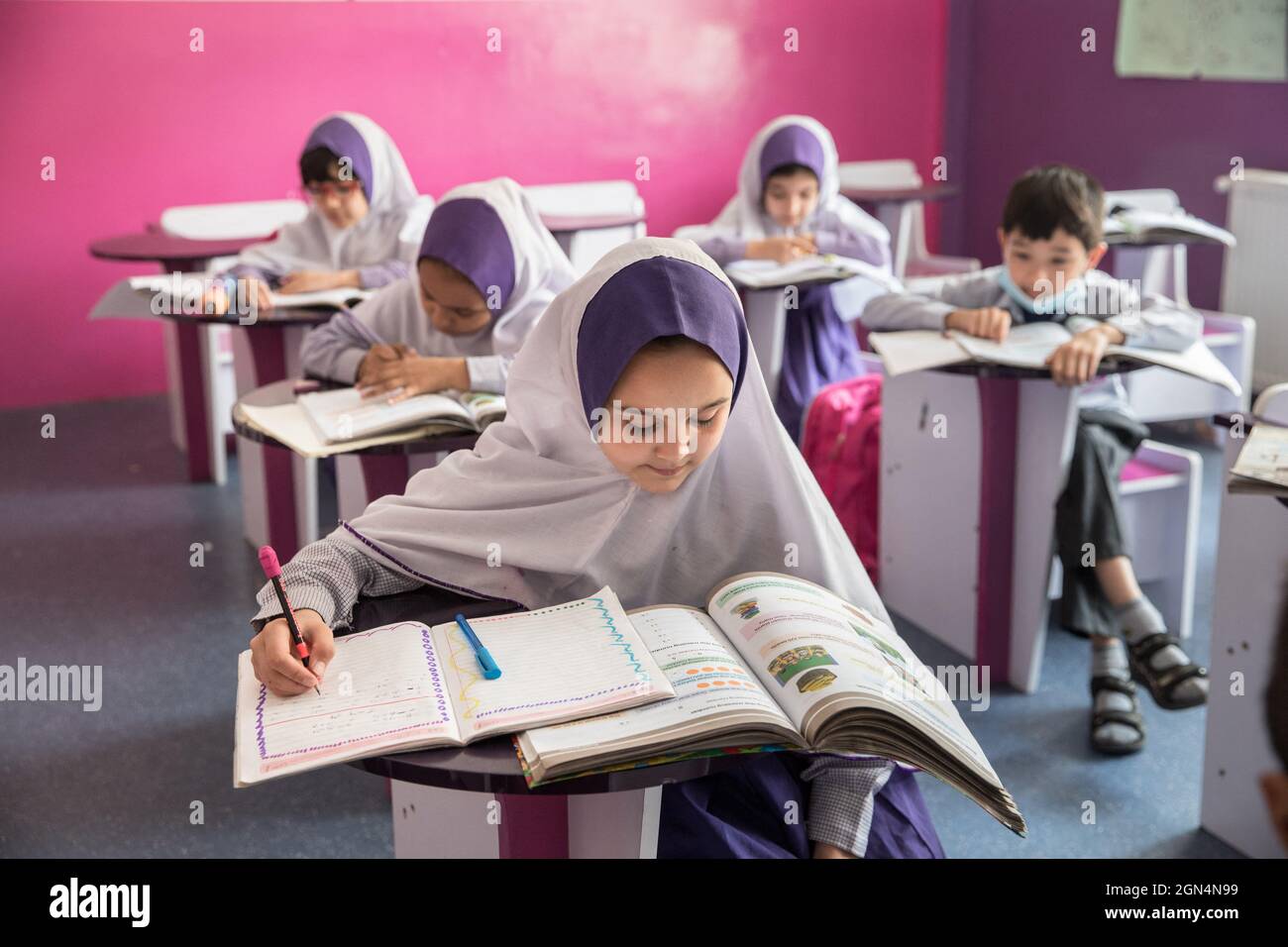 Usage Editorial Seulement Les Filles Afghanes Frequentent La Classe Dans Une Ecole Primaire A Kaboul En Afghanistan Le 22 Septembre 21 Classe Vide Au Niveau Secondaire Pour Les Filles Depuis La