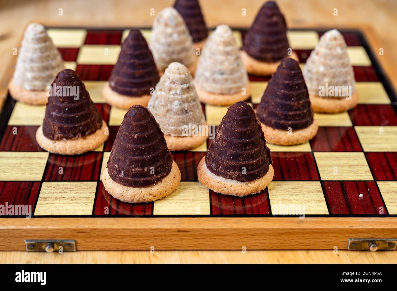 Biscuit de noël bicolore doux ruche sur chessborad. Banque D'Images