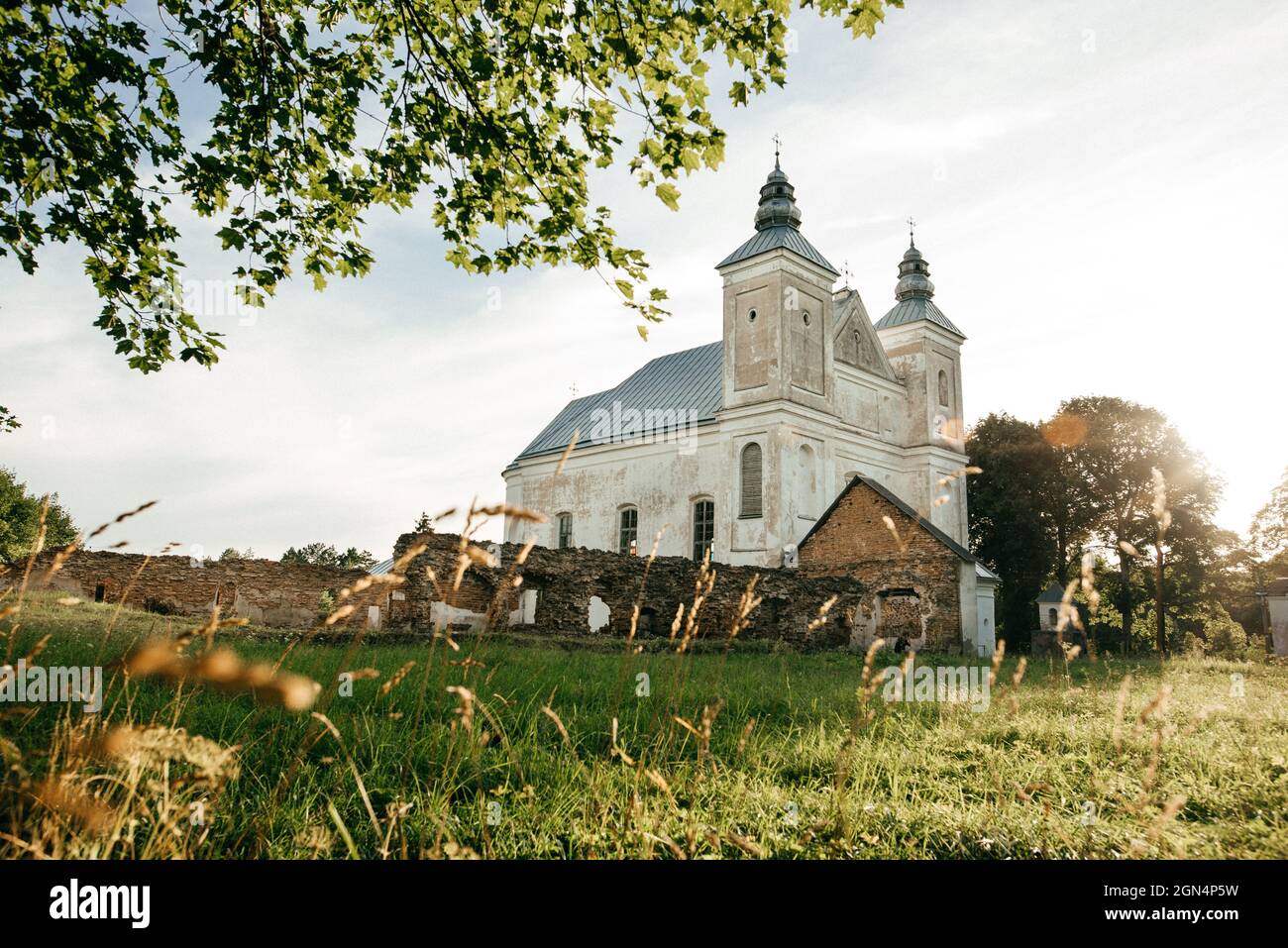 vieille église catholique à l'arrière-plan du ciel Banque D'Images